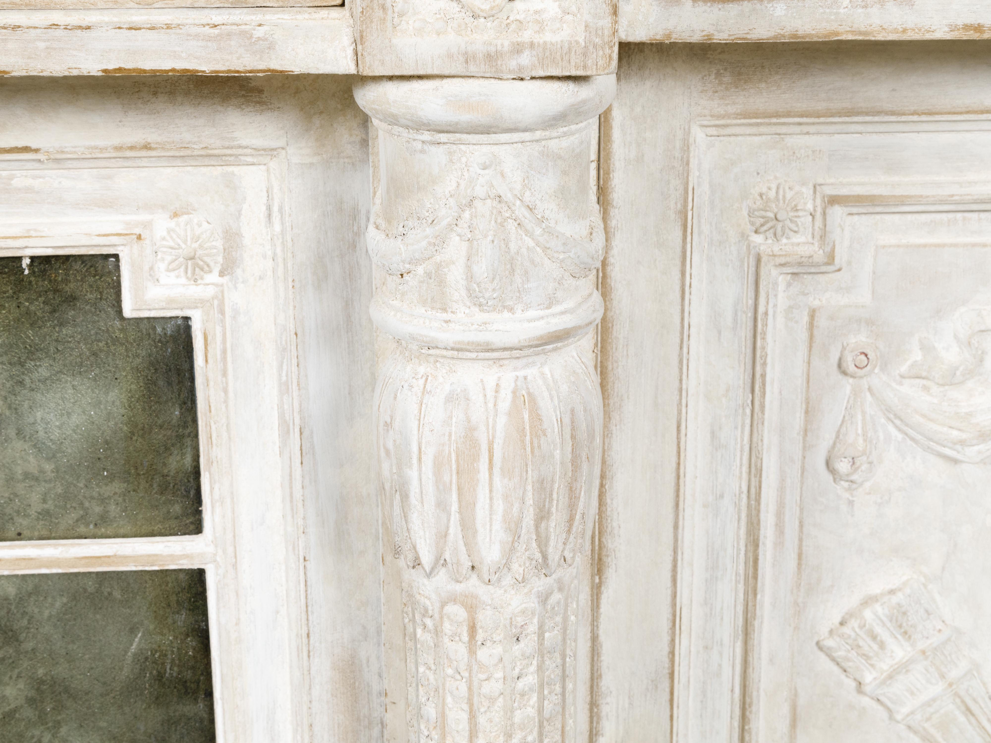 Französisches bemaltes und geschnitztes Holz Buffet aus dem 19. Jahrhundert mit weißer Marmorplatte im Angebot 1