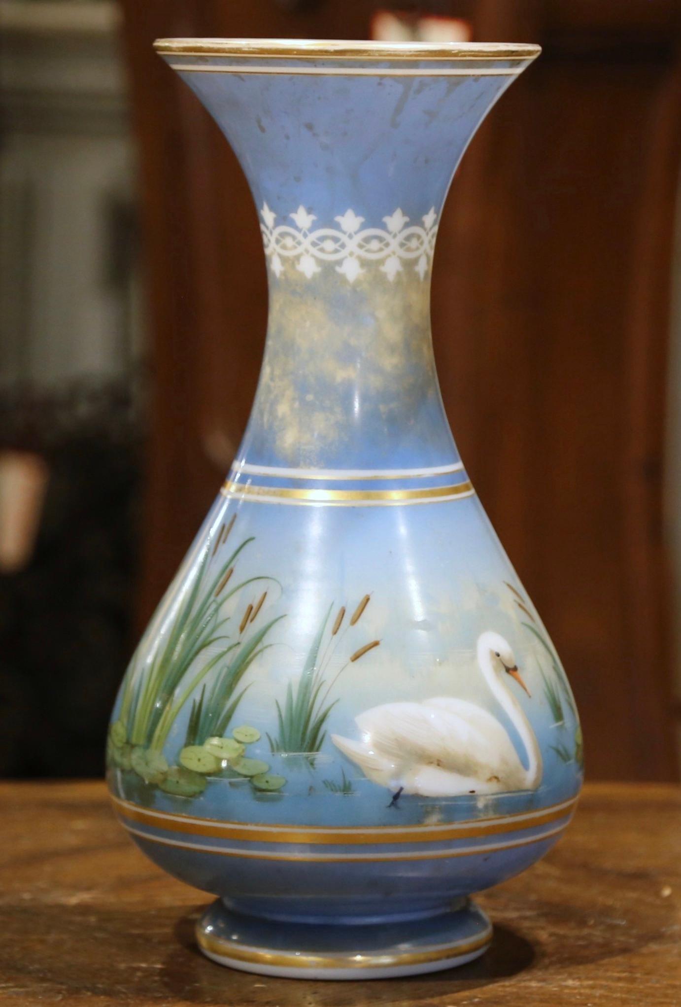 Cet élégant vase ancien a été créé en France vers 1880 par la manufacture 