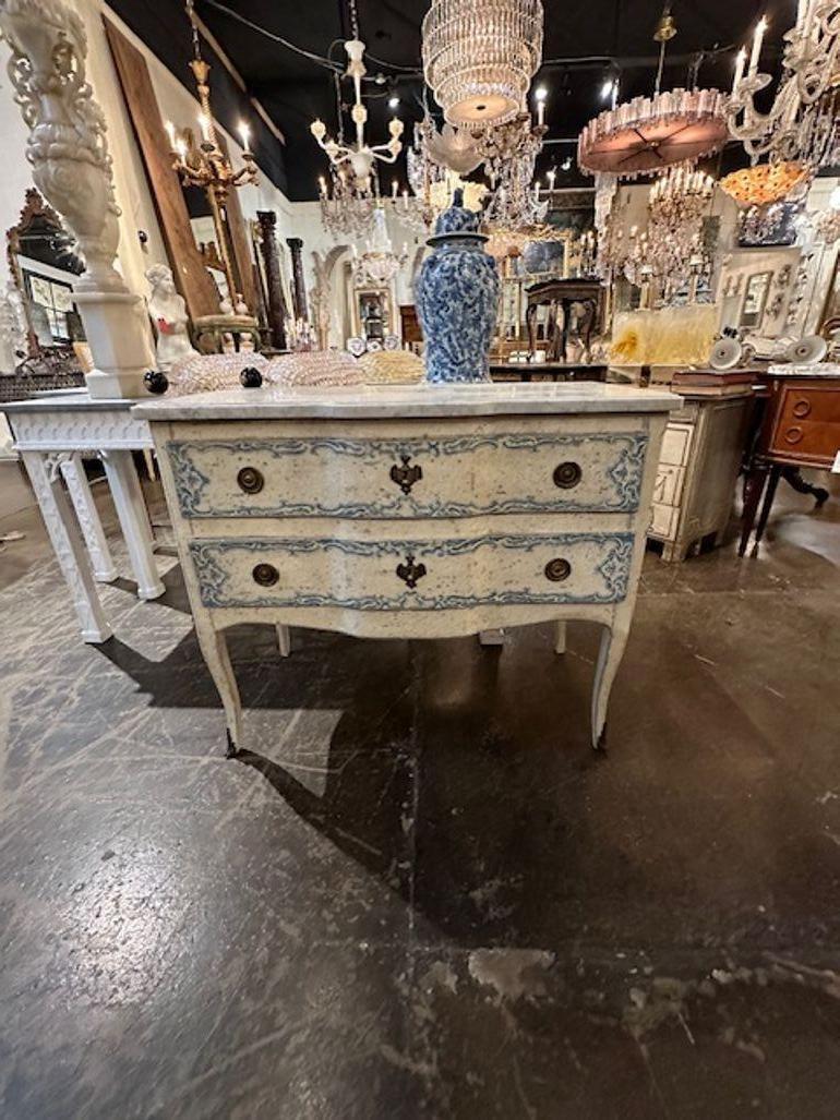 Commodo decorativo francese dipinto di blu e bianco con piani in marmo antico di Carrara. Fa una bella figura e aggiunge molto carattere. Così bello!!!