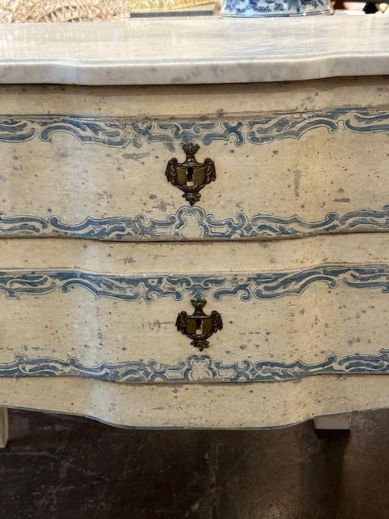 Francese Commode francese del XIX secolo dipinta in blu e bianco in vendita