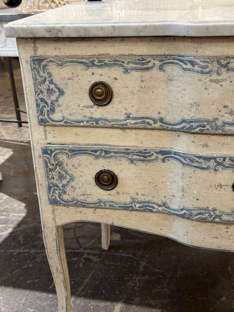 Dipinto Commode francese del XIX secolo dipinta in blu e bianco in vendita