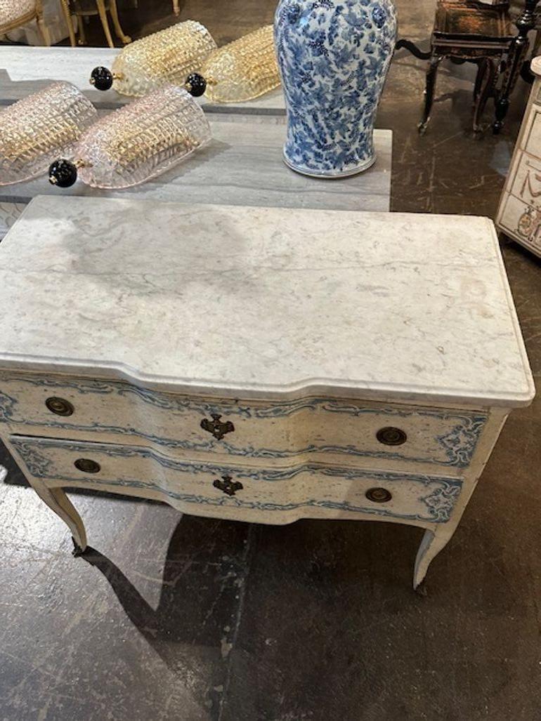 Commode francese del XIX secolo dipinta in blu e bianco In condizioni buone in vendita a Dallas, TX