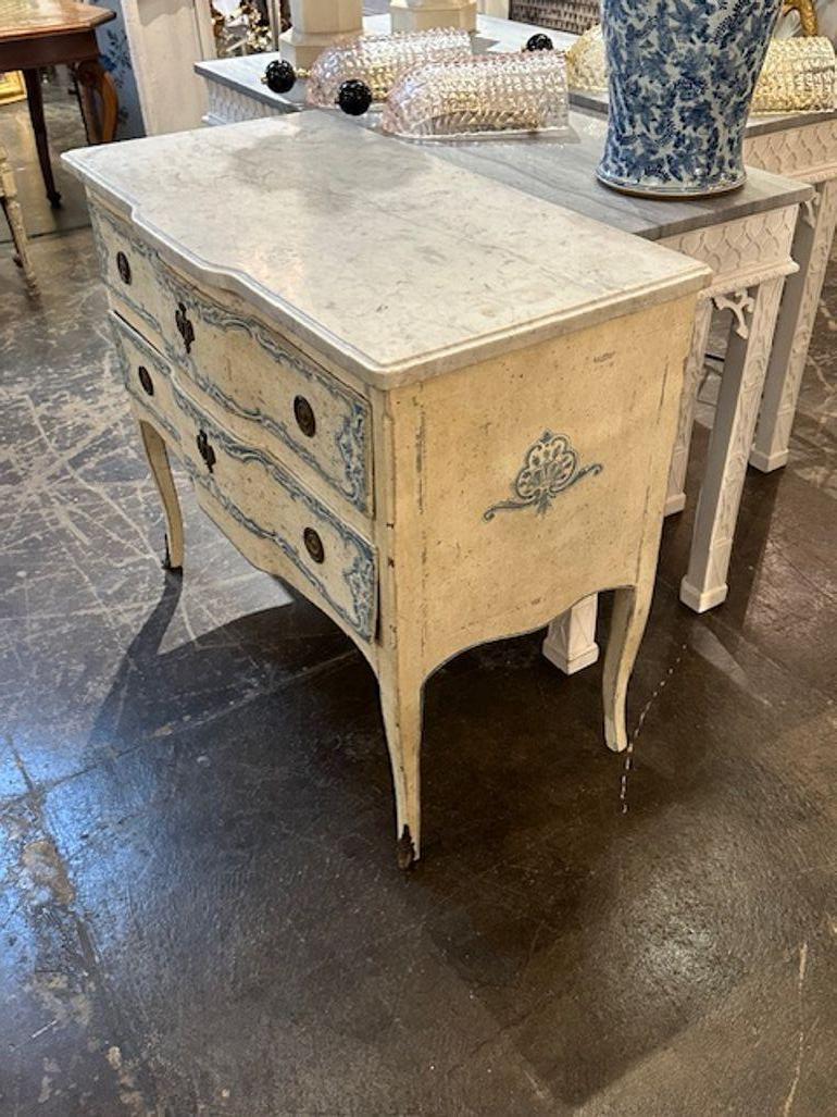 Commode francese del XIX secolo dipinta in blu e bianco in vendita 1
