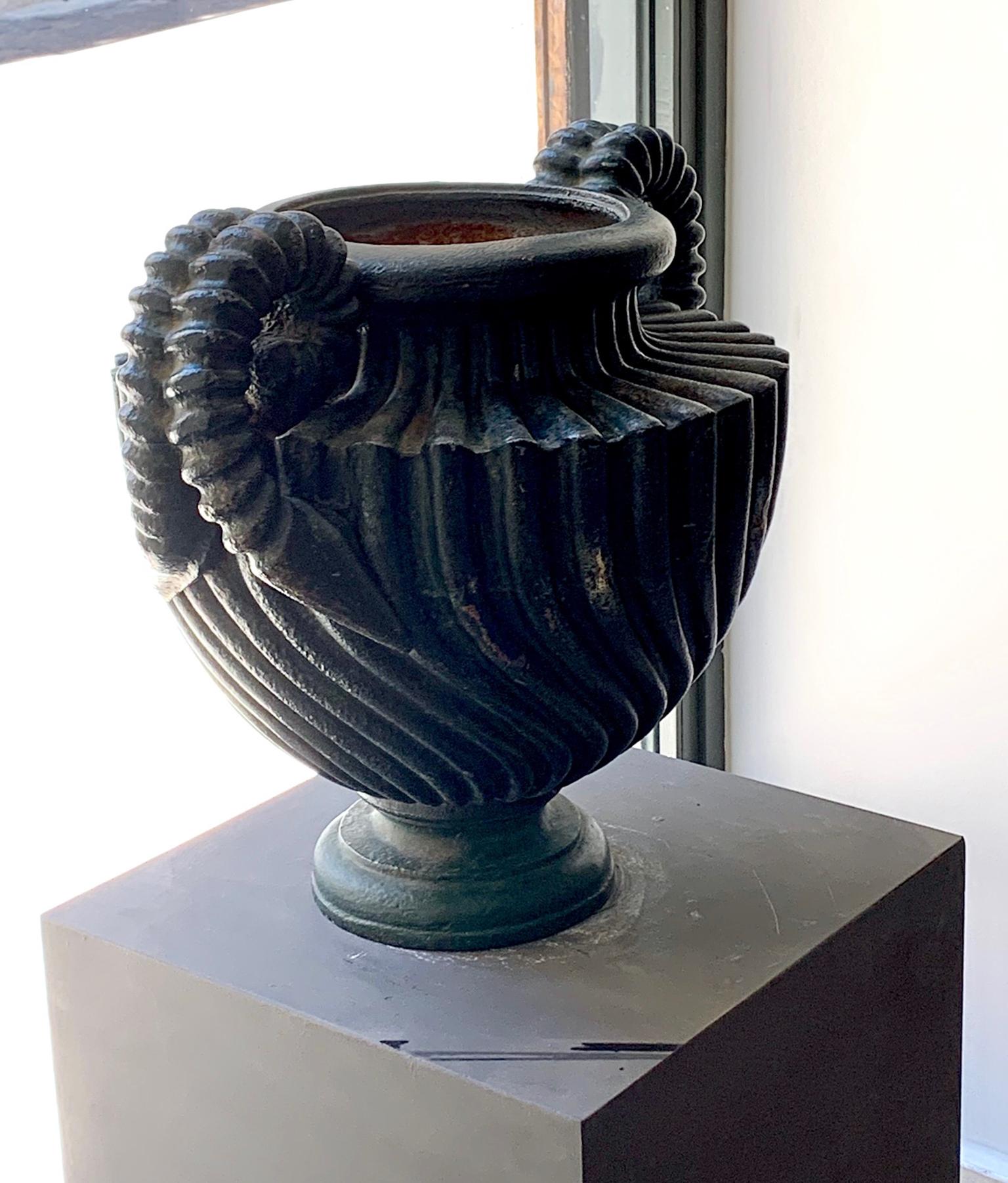 Large urn of painted cast iron, the decoration is gallonada, both in the central part and in the handles, preserves the painting with a nice patina.