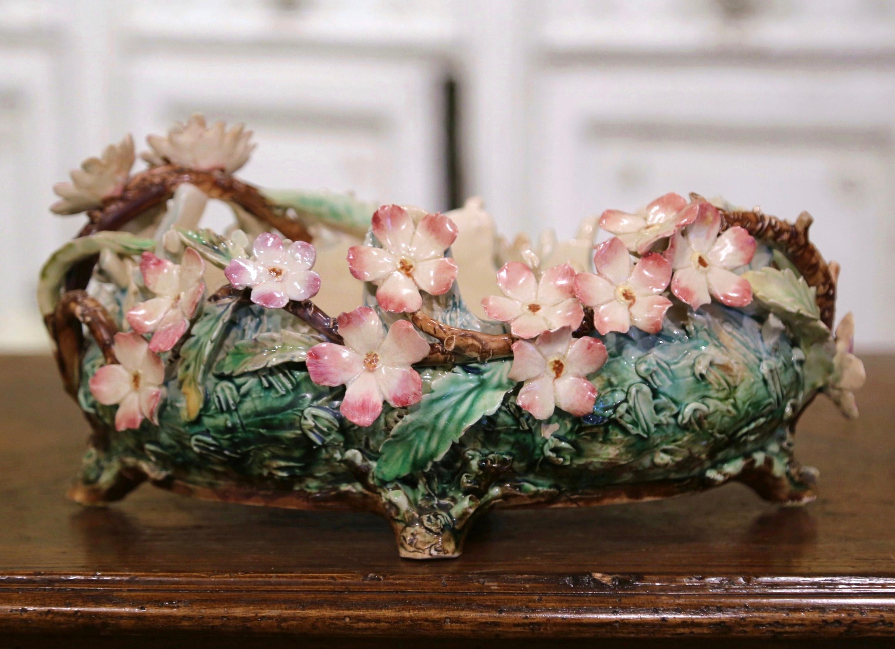Français Pot à Cache Barbotine en céramique peinte du 19ème siècle avec décor floral
