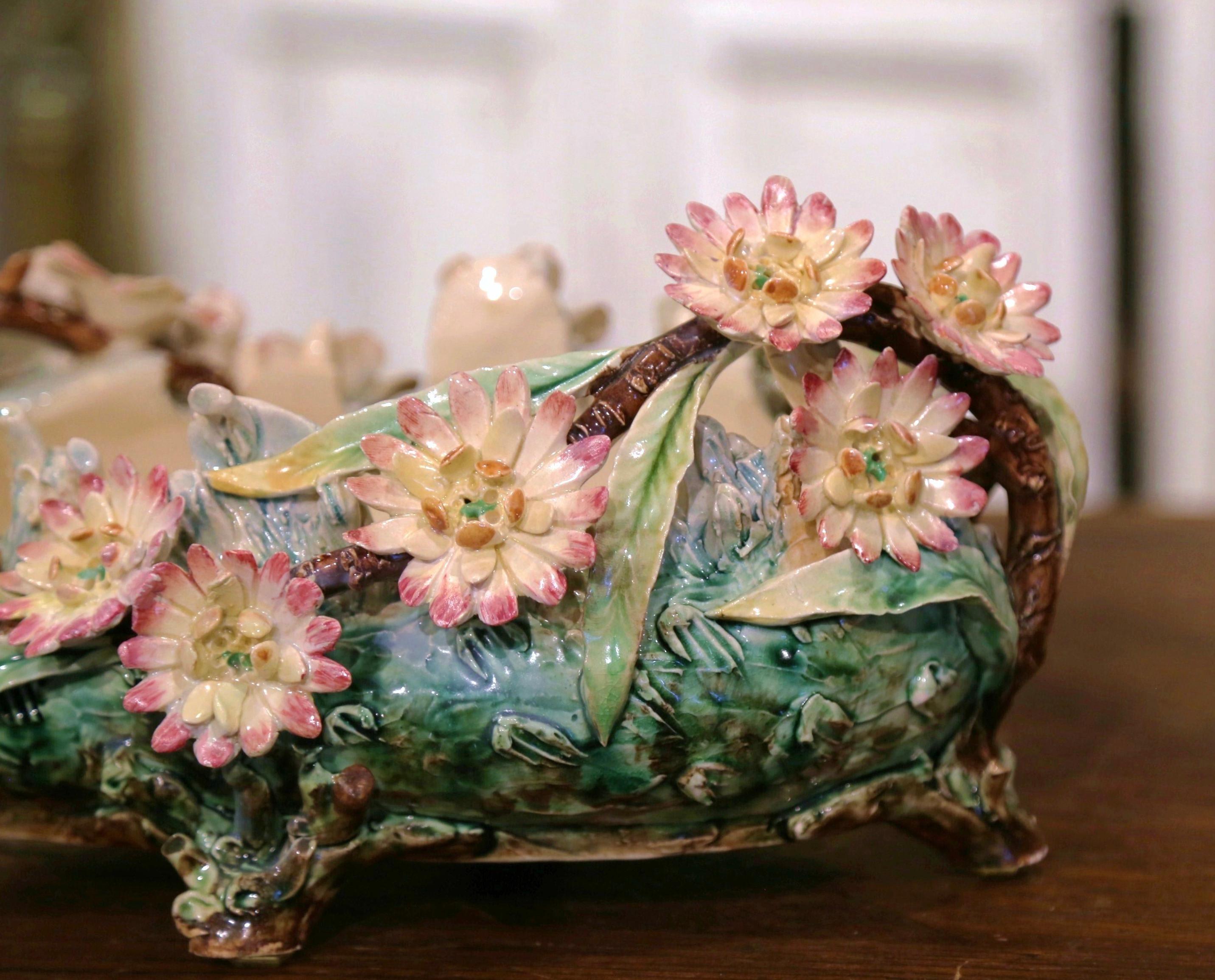 XIXe siècle Pot à Cache Barbotine en céramique peinte du 19ème siècle avec décor floral