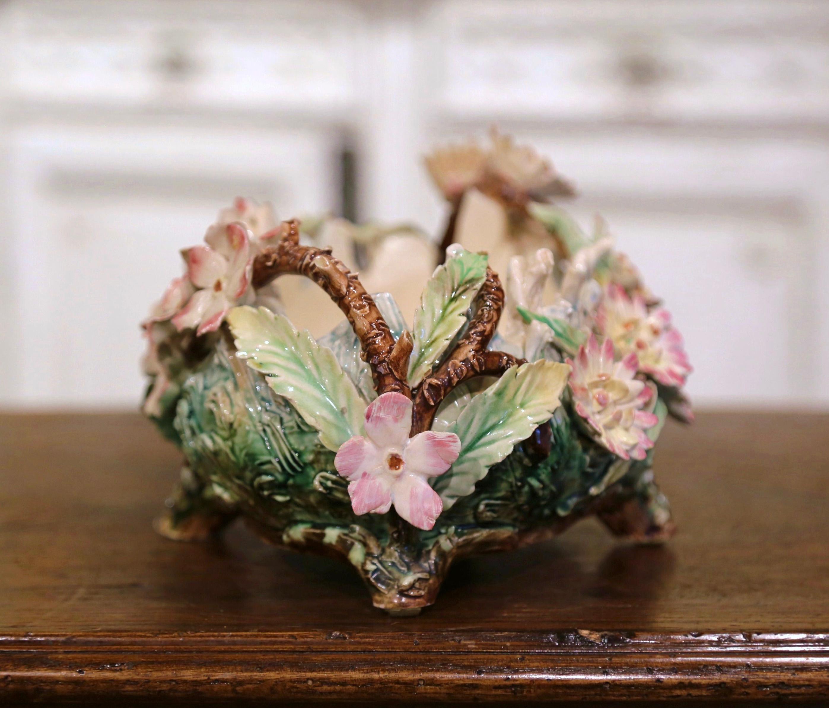 Céramique Pot à Cache Barbotine en céramique peinte du 19ème siècle avec décor floral