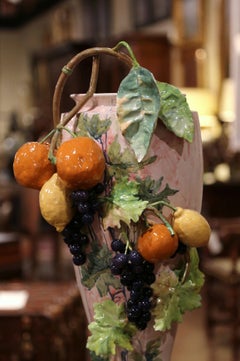 vase Barbotine en céramique peinte du XIXe siècle avec décor de fruits et de feuillages