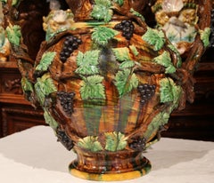 Vase Barbotine en céramique peinte française du 19e siècle avec décor de vignes, raisins et feuilles