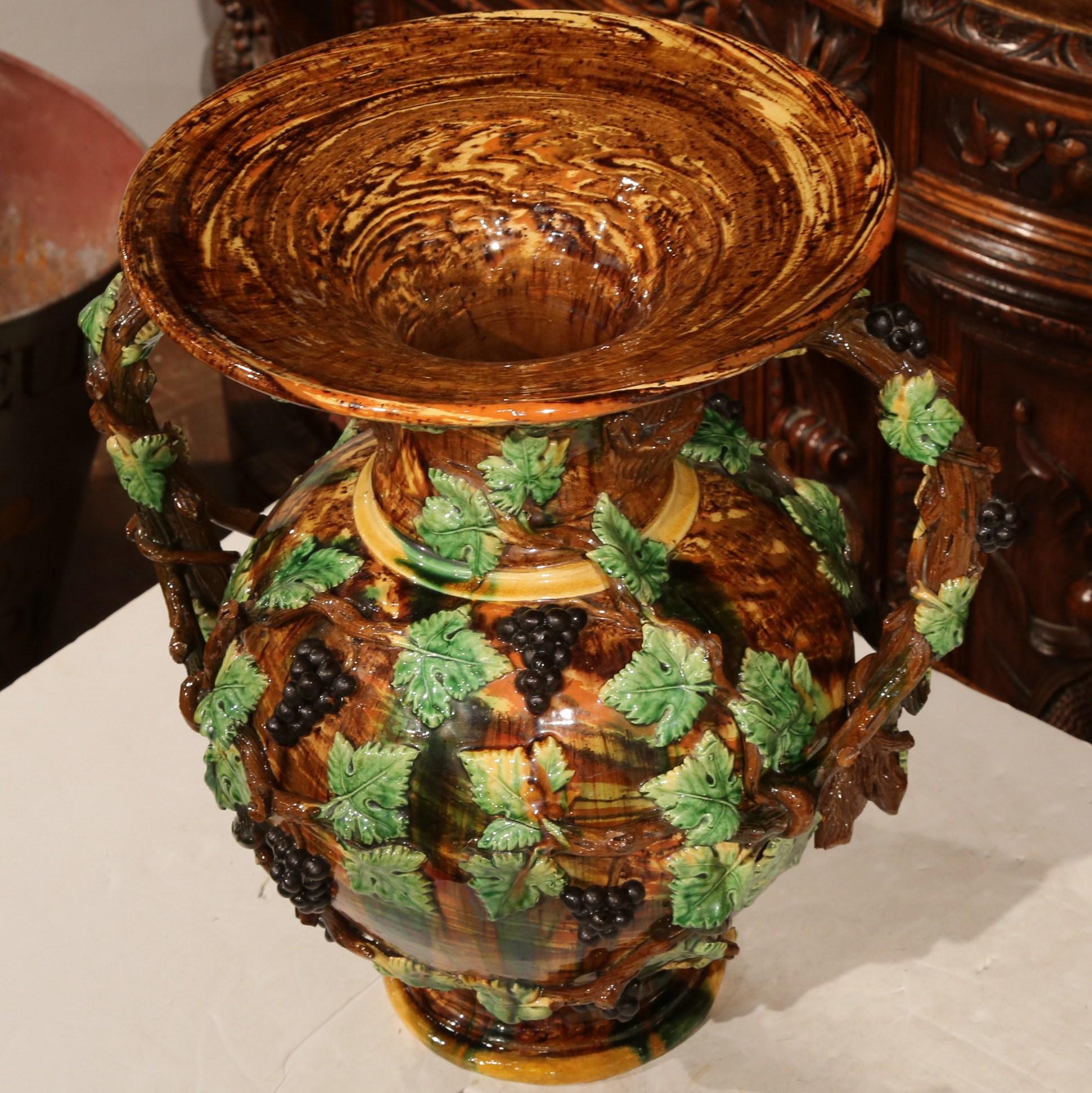 Jarrón de Barbotina de Cerámica Pintada Francesa del Siglo XIX con Decoración de Vides, Uvas y Hojas Hecho a mano en venta