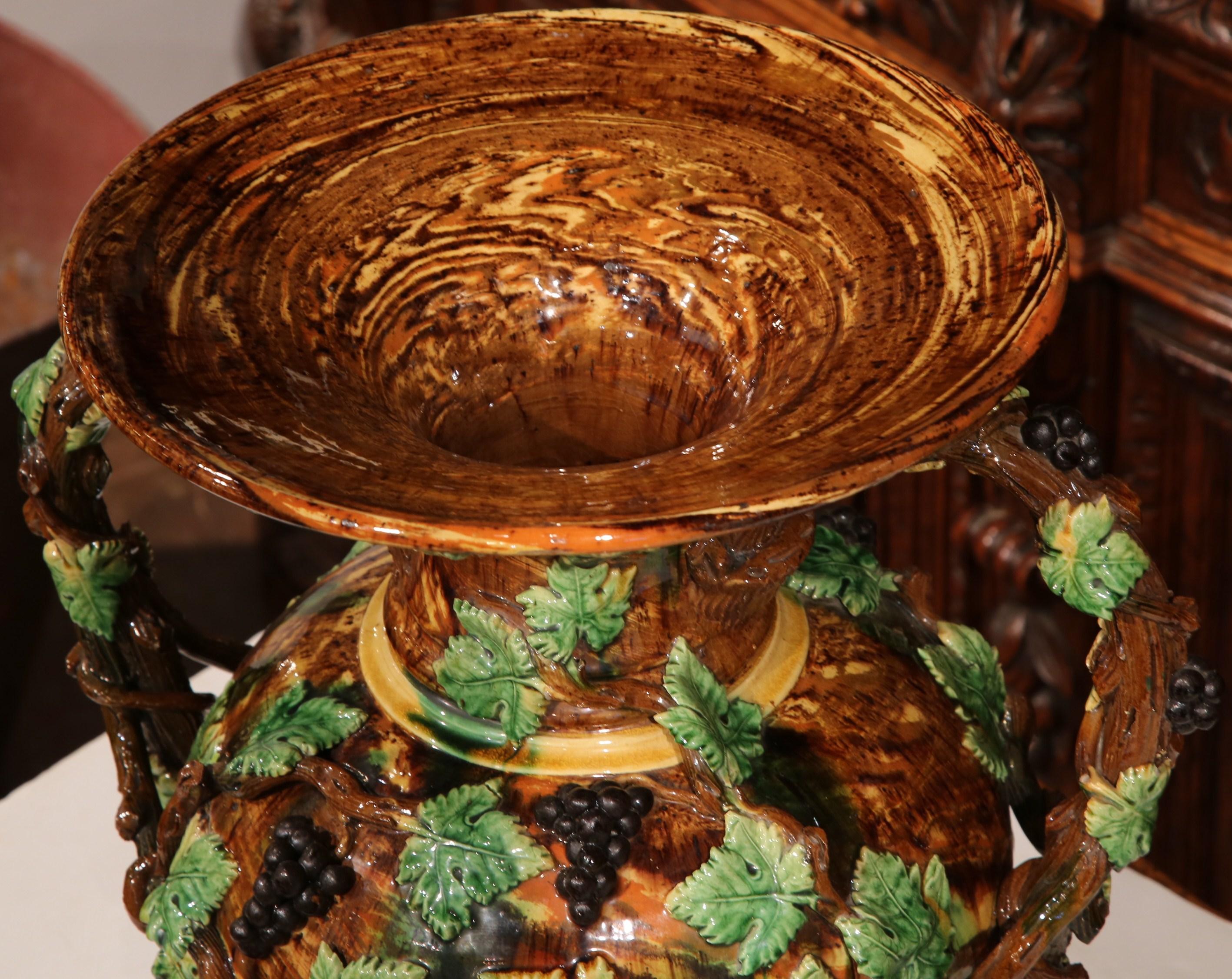 Jarrón de Barbotina de Cerámica Pintada Francesa del Siglo XIX con Decoración de Vides, Uvas y Hojas en Excelente estado para la venta en Dallas, TX