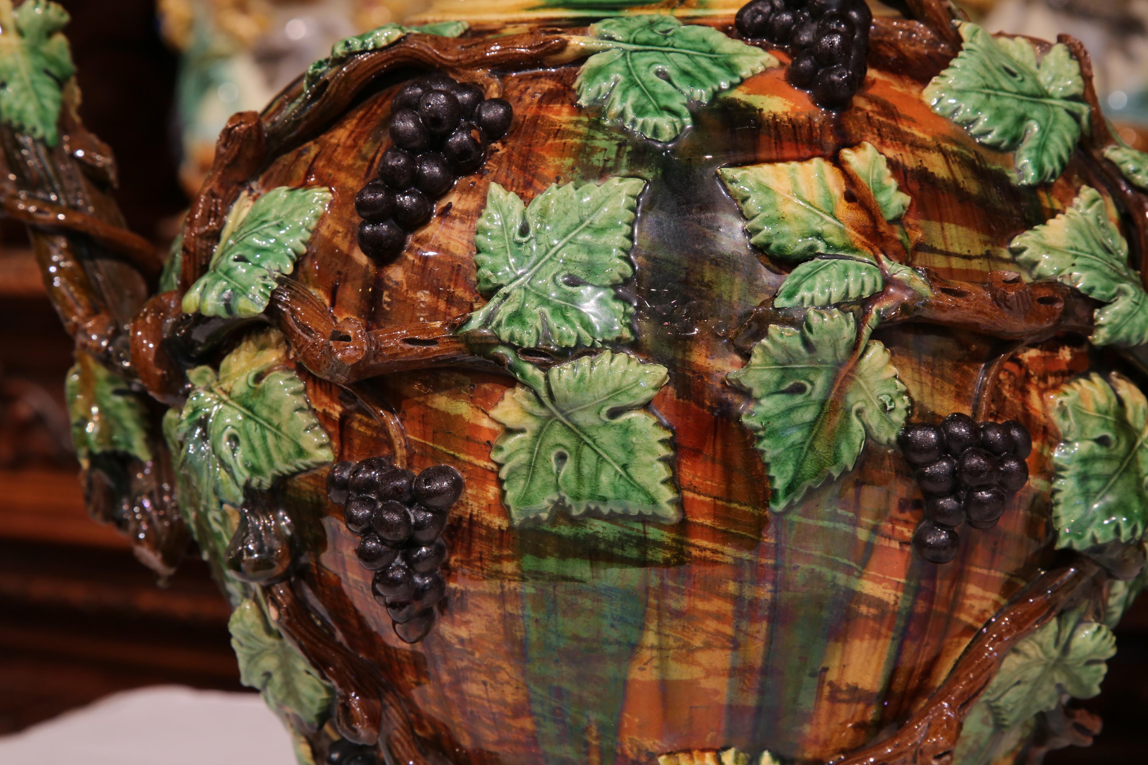 Jarrón de Barbotina de Cerámica Pintada Francesa del Siglo XIX con Decoración de Vides, Uvas y Hojas Cerámico en venta