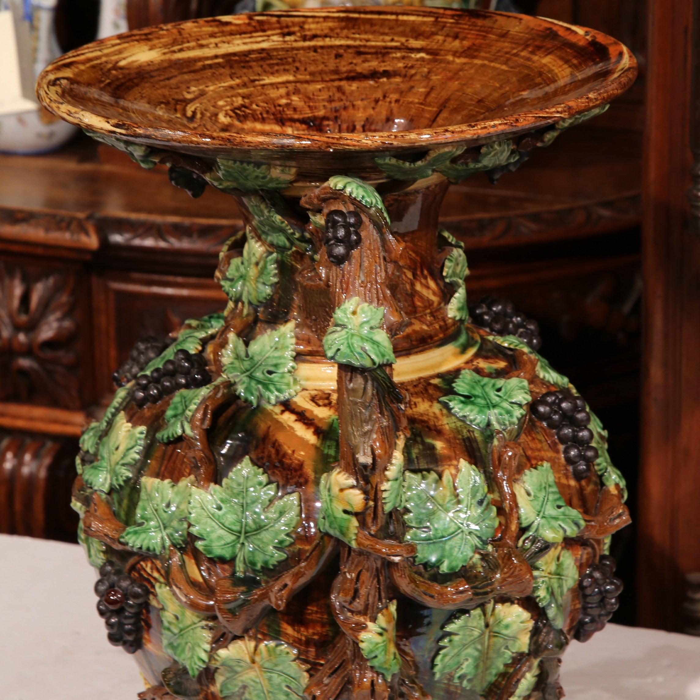 Jarrón de Barbotina de Cerámica Pintada Francesa del Siglo XIX con Decoración de Vides, Uvas y Hojas en venta 2