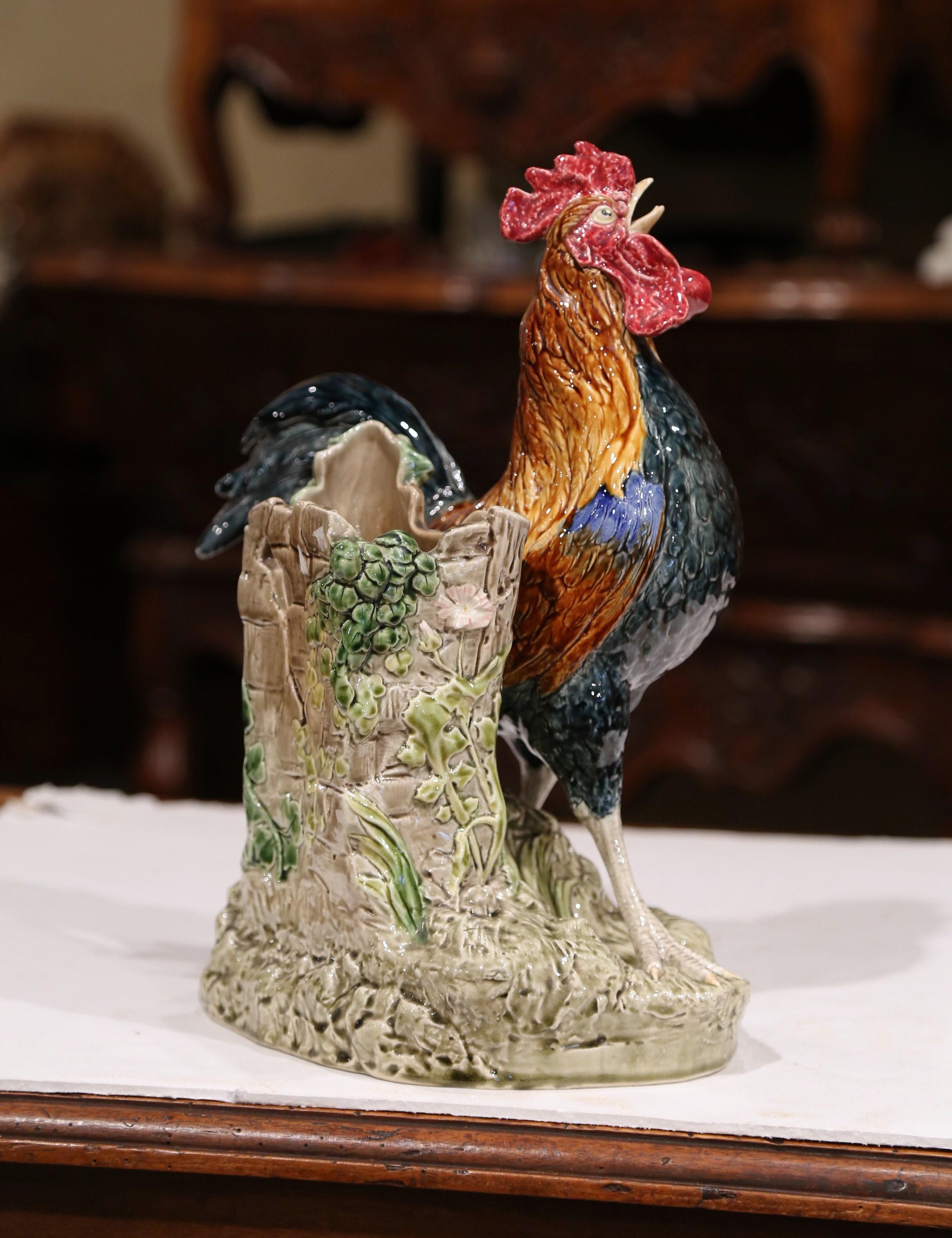 Ajoutez le charme de la campagne française à votre maison avec ce coq barbotine coloré. Fabriquée à Choisy:: en France:: vers 1890:: cette composition en majolique est à la fois un vase à fleurs et une sculpture de coq en céramique ; le coq fier est