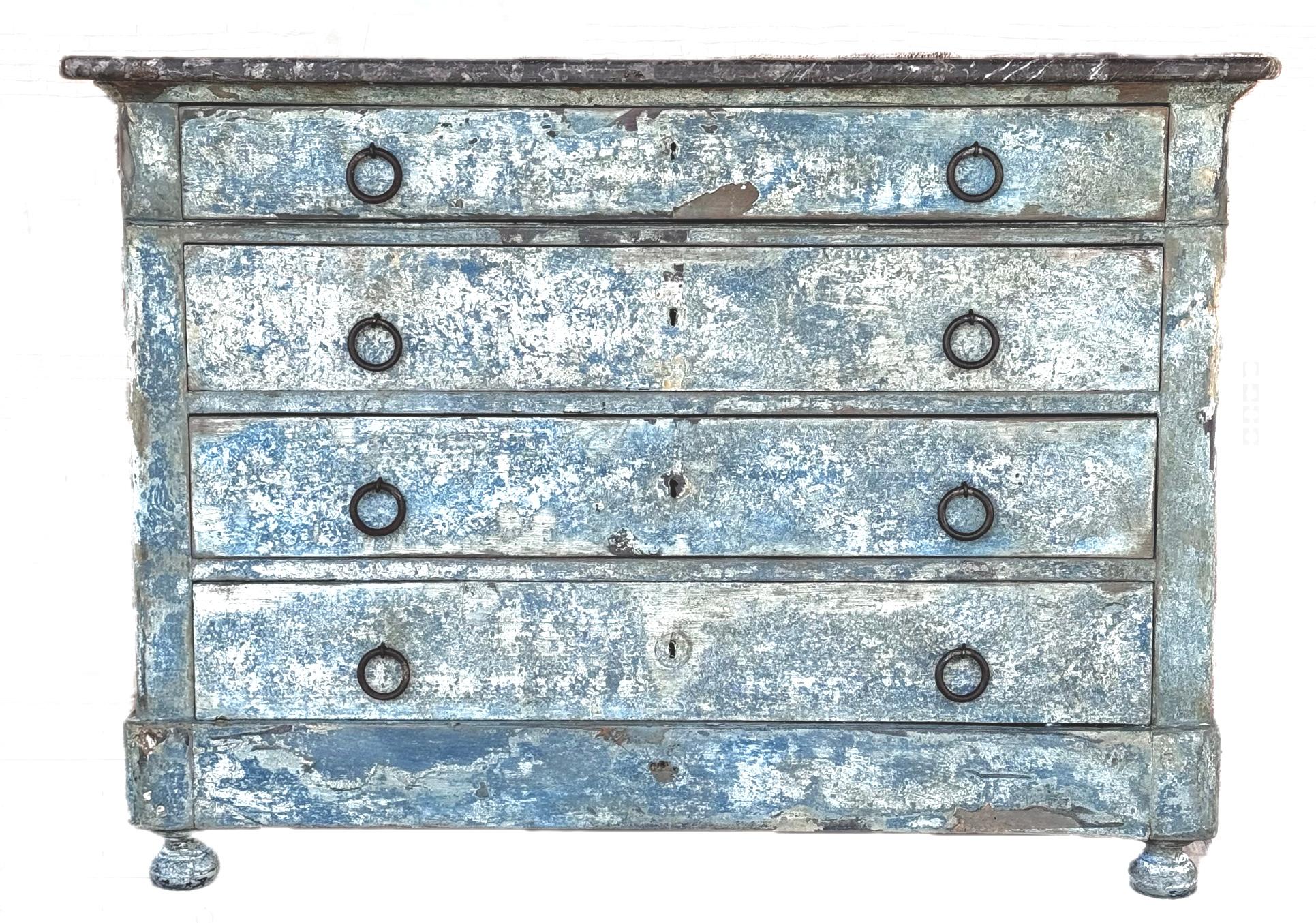 Squisita cassapanca francese del XIX secolo. Presenta un piano in marmo nero e grigio, quattro cassetti con tiretti ad anello in ferro e piedi a conchiglia. Meravigliosa patina di vernice vecchia e consumata. 