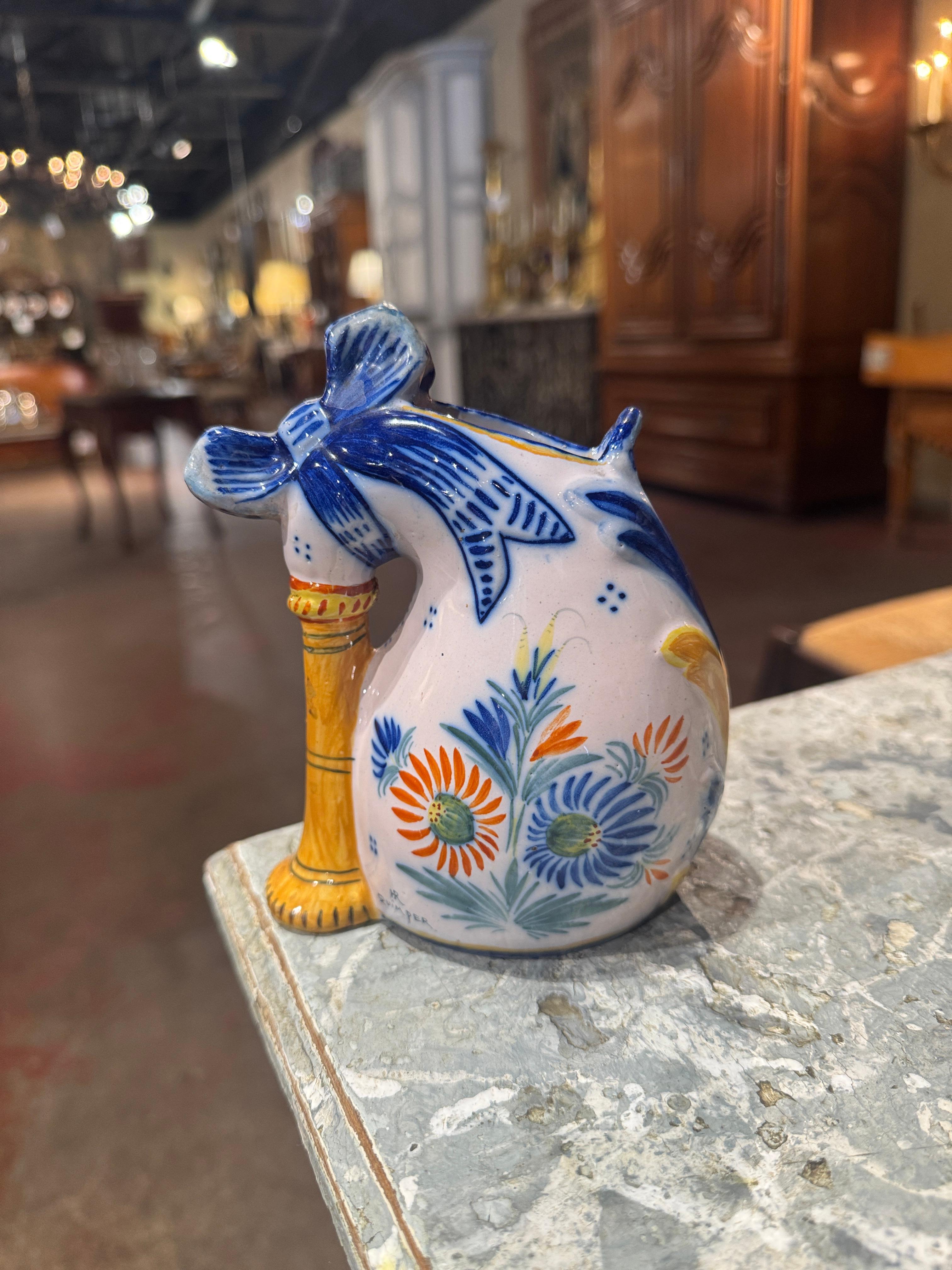 Français Vase français du 19ème siècle en faïence peinte en forme de bagpipe signé HR Quimper en vente