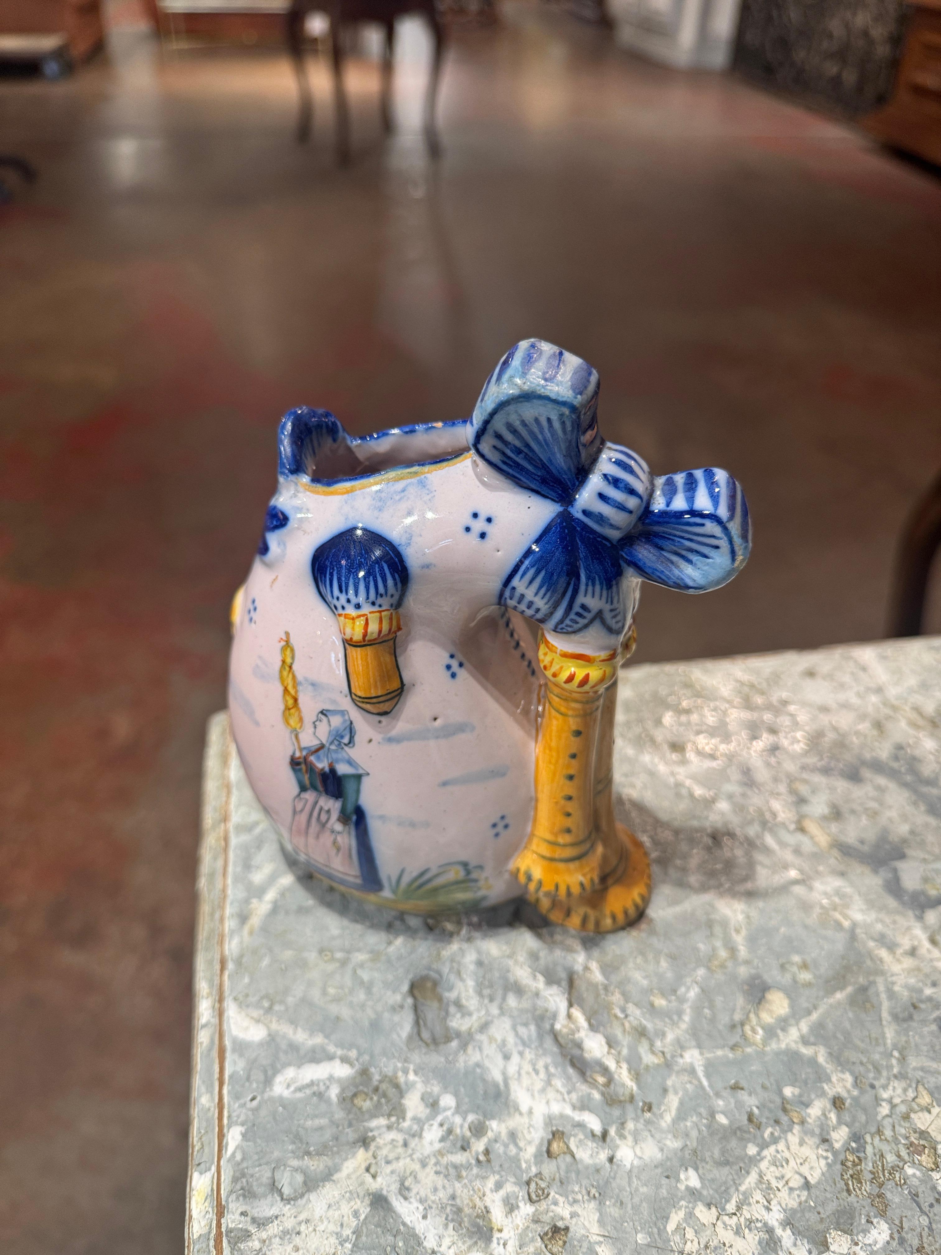 Vase français du 19ème siècle en faïence peinte en forme de bagpipe signé HR Quimper Excellent état - En vente à Dallas, TX