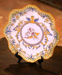 Piatto da parete decorativo "De Charolles" in maiolica dipinta francese del XIX secolo