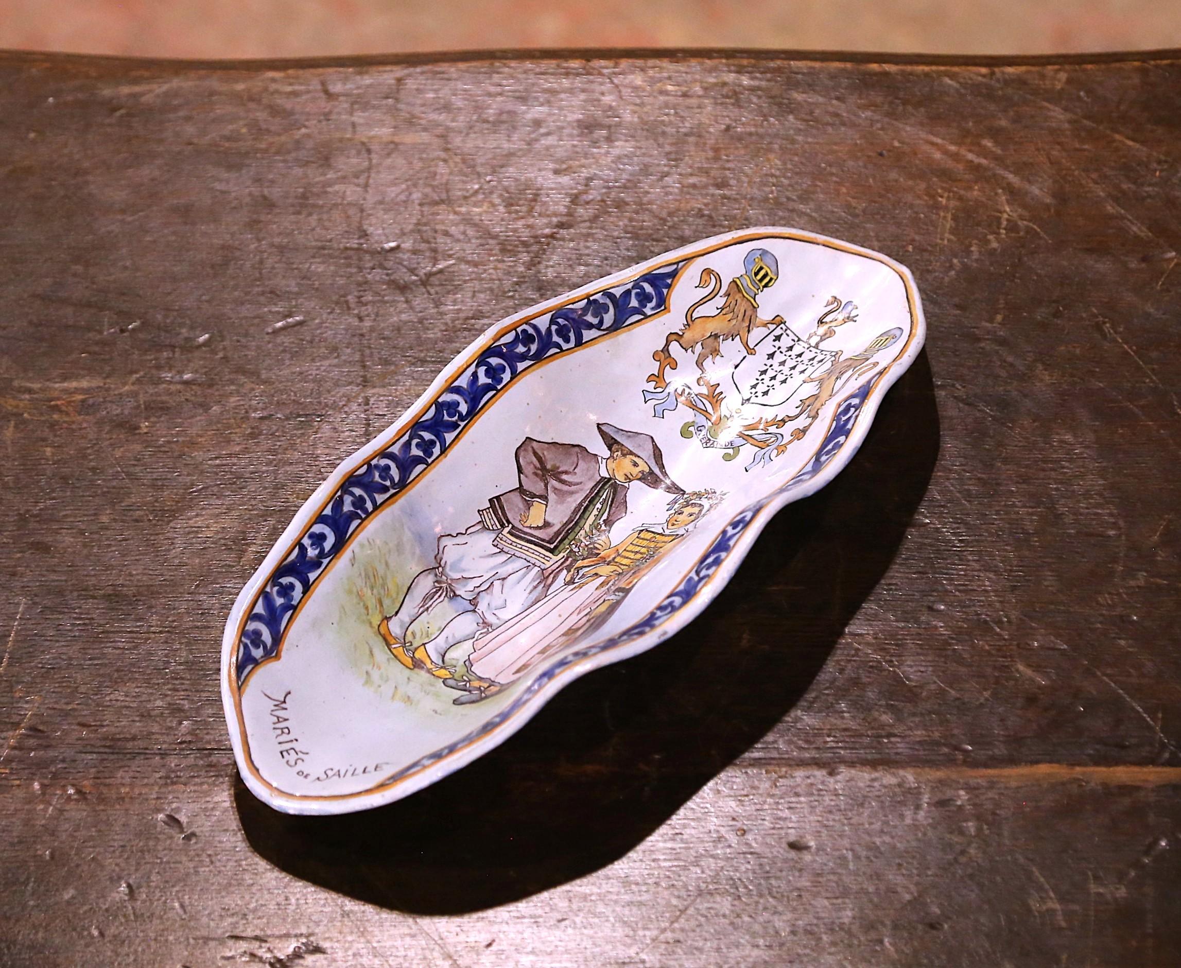 Servieren Sie Erdnüsse oder Oliven in dieser eleganten, antiken Schale. Die handbemalte Fayence-Schale wurde um 1890 in der Bretagne, Frankreich, hergestellt und hat eine ovale Form mit gezackten Rändern. Die ursprünglich zum Servieren von Crêpes