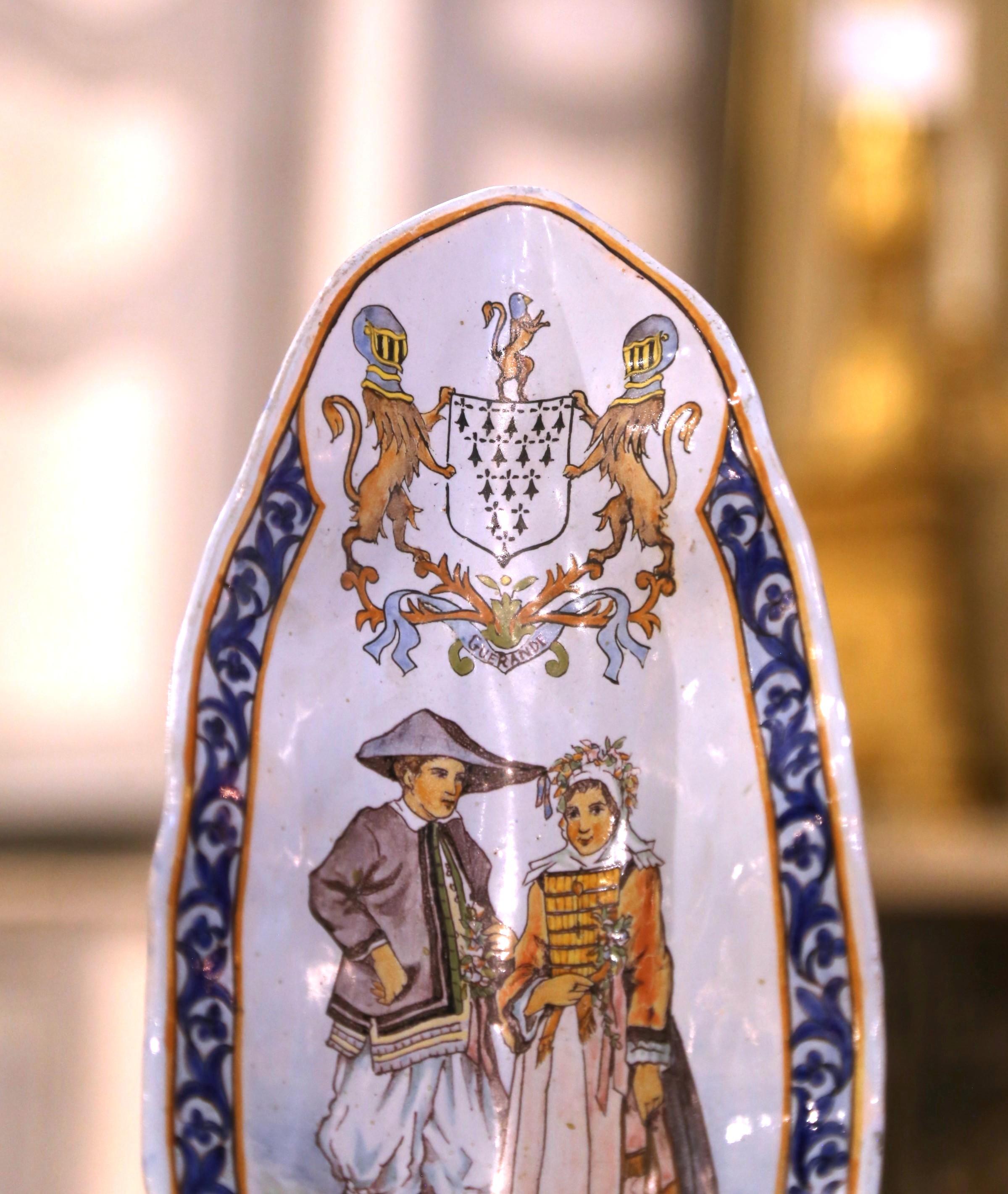 Französische bemalte Fayence-Porquier Beau Quimper-Schale aus Krepp, signiert PP, 19. Jahrhundert (Handbemalt) im Angebot