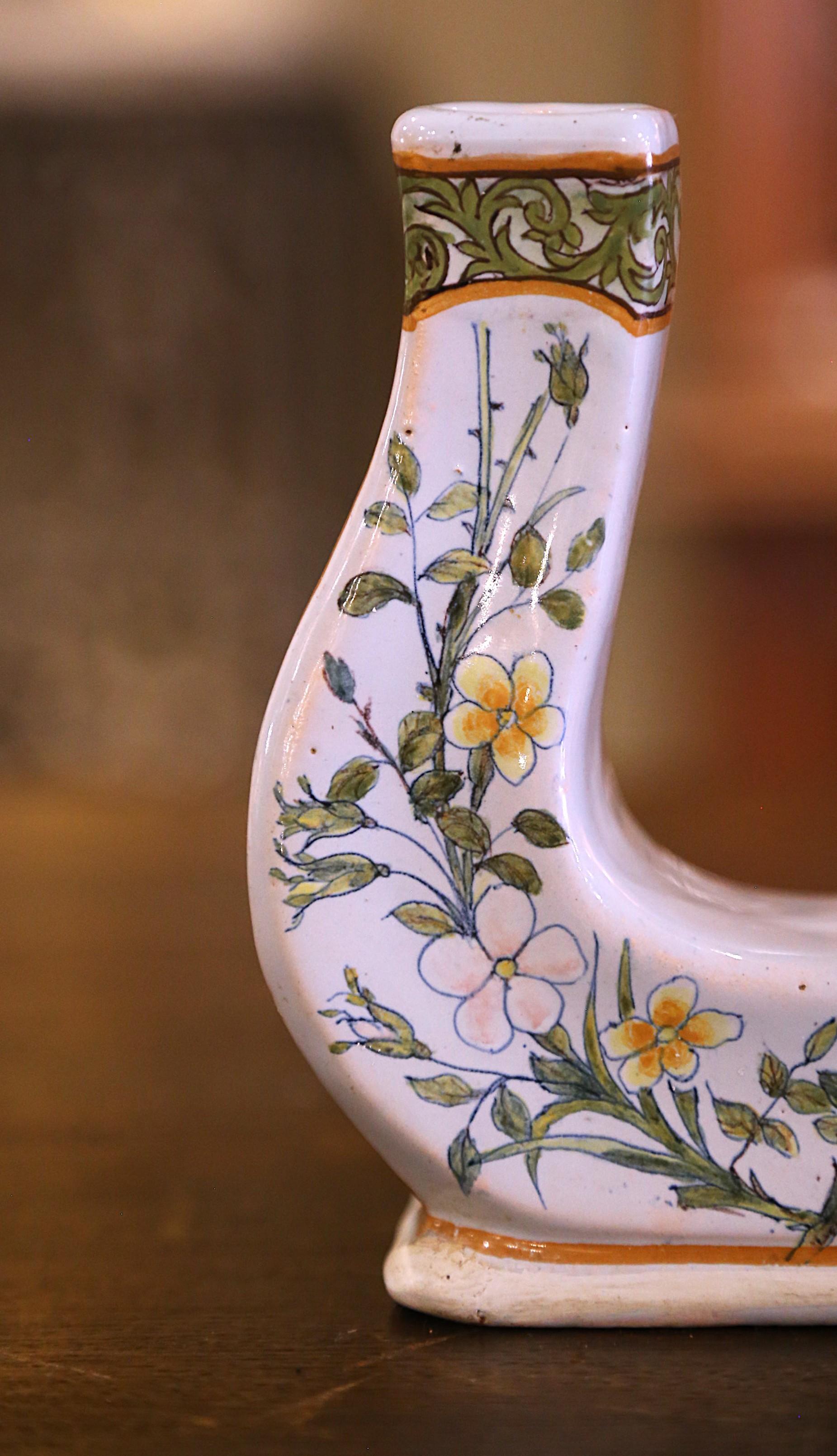 Vaso a ferro di cavallo in maiolica dipinta francese del 19° secolo in vendita 3