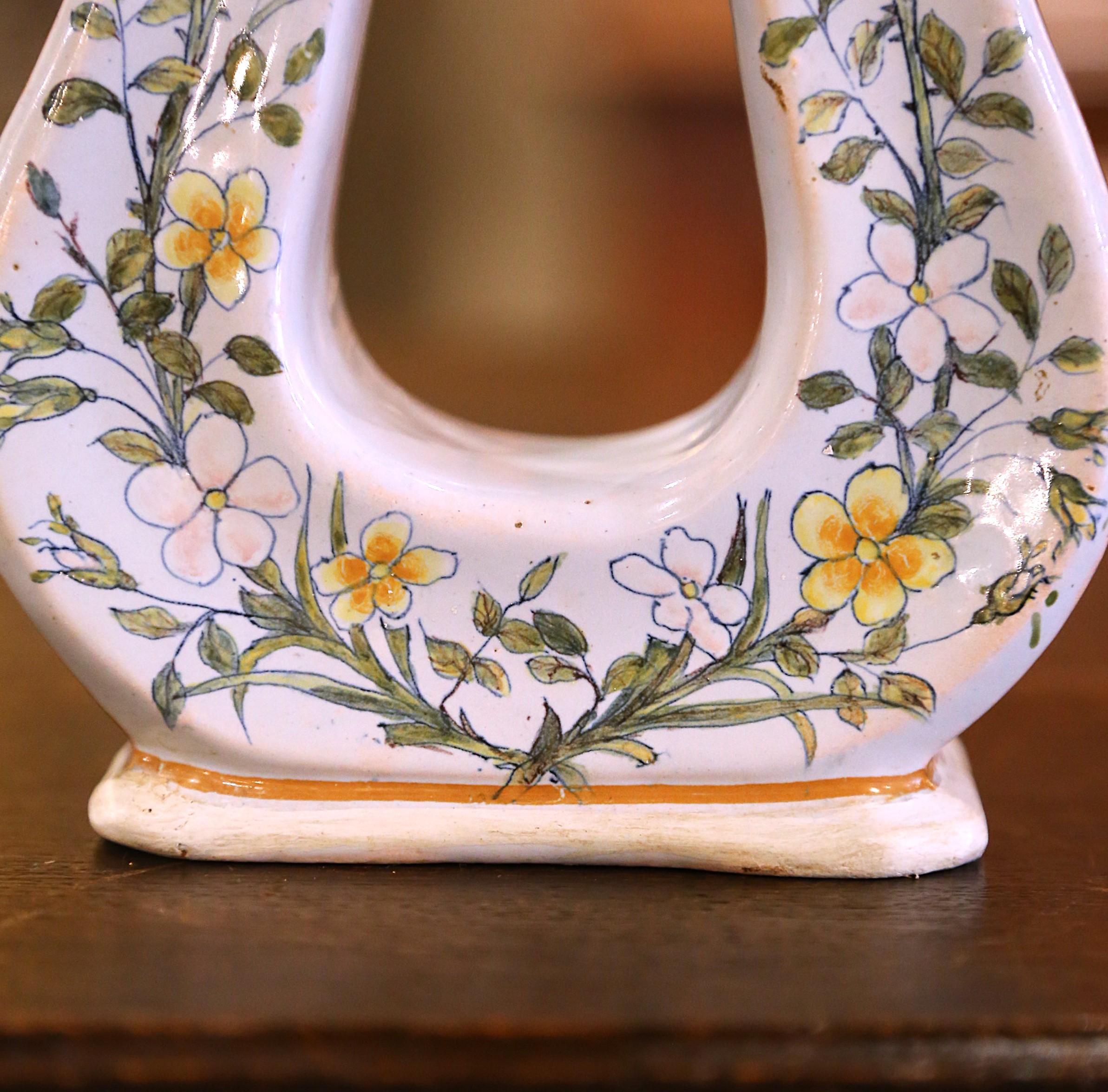 Vaso a ferro di cavallo in maiolica dipinta francese del 19° secolo in vendita 4