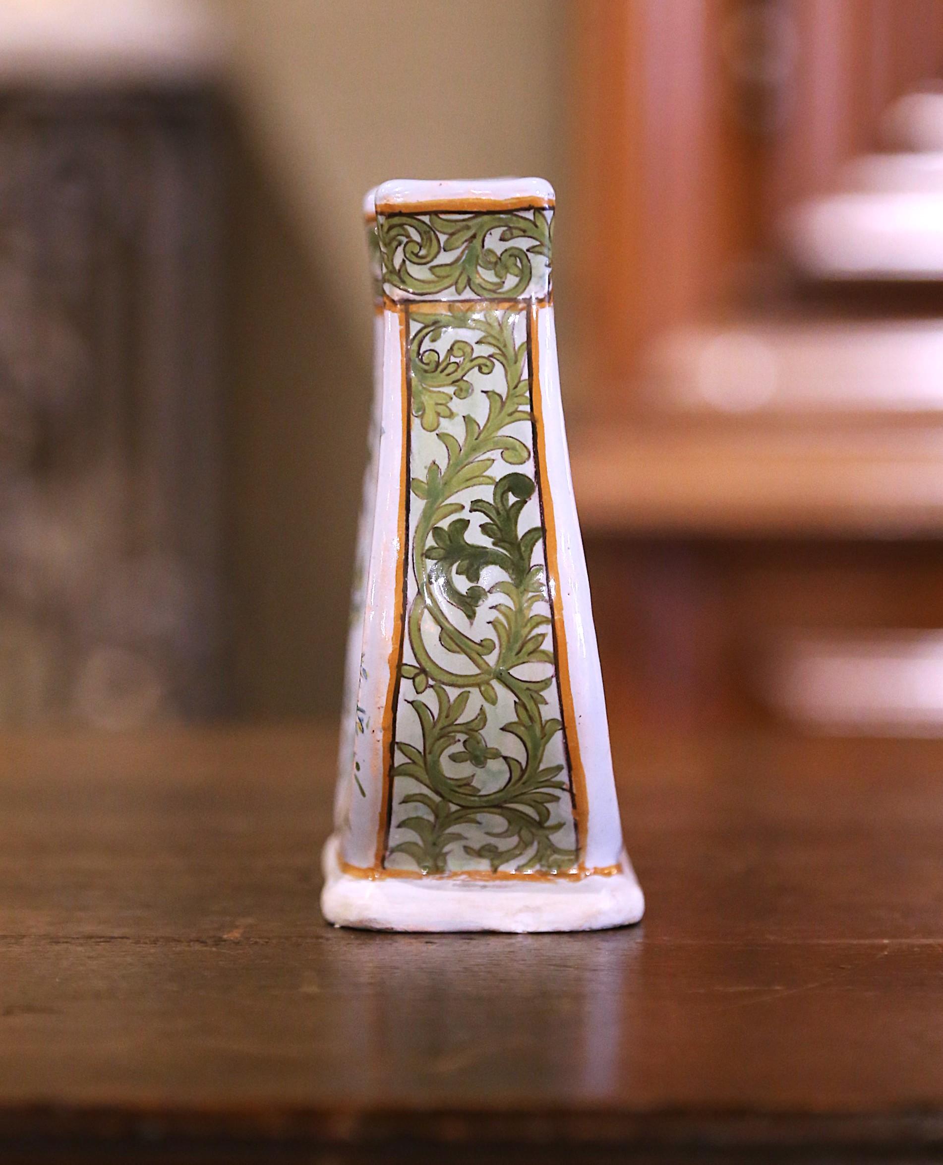 Vaso a ferro di cavallo in maiolica dipinta francese del 19° secolo in vendita 5