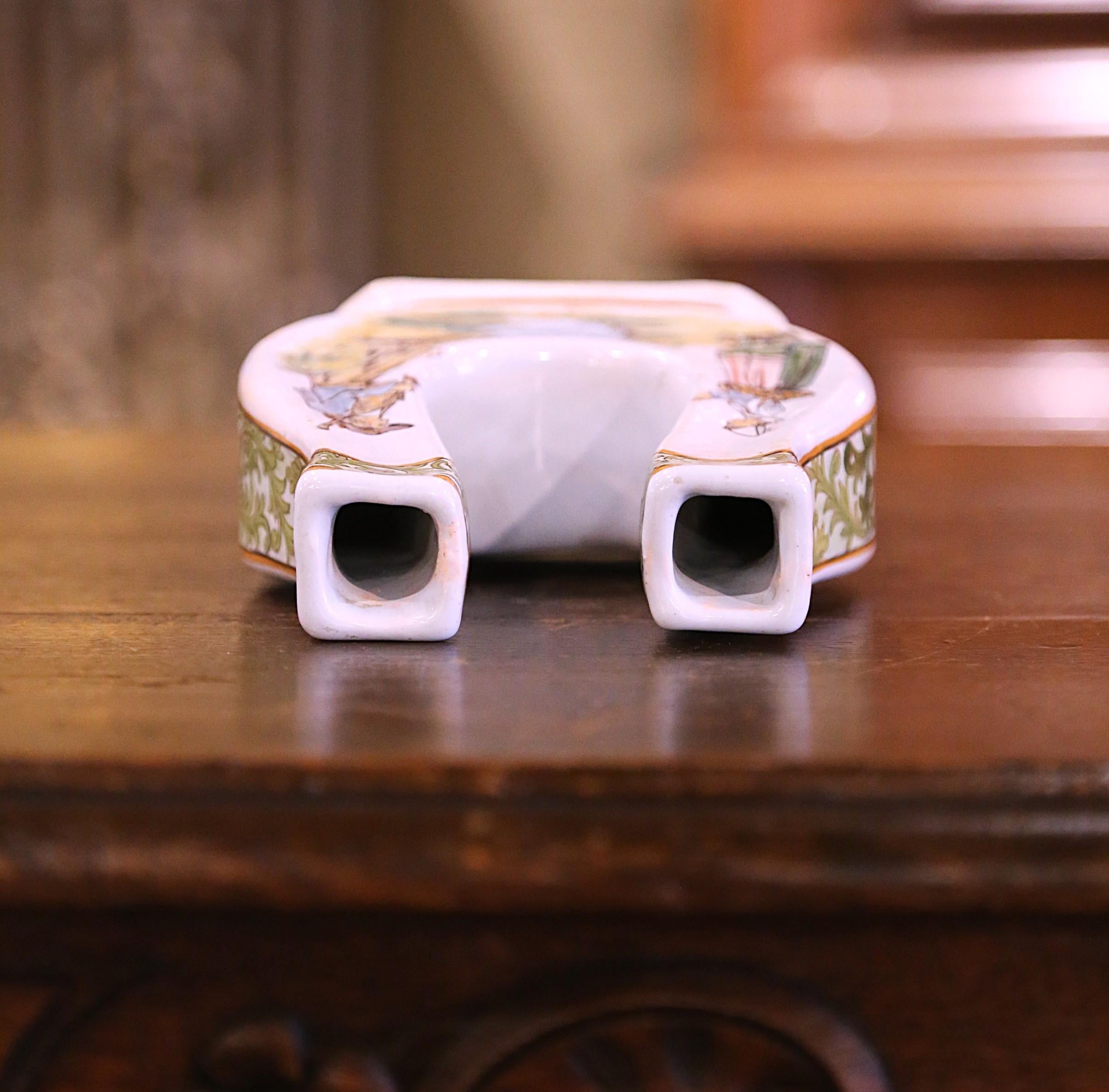 Vaso a ferro di cavallo in maiolica dipinta francese del 19° secolo in vendita 6