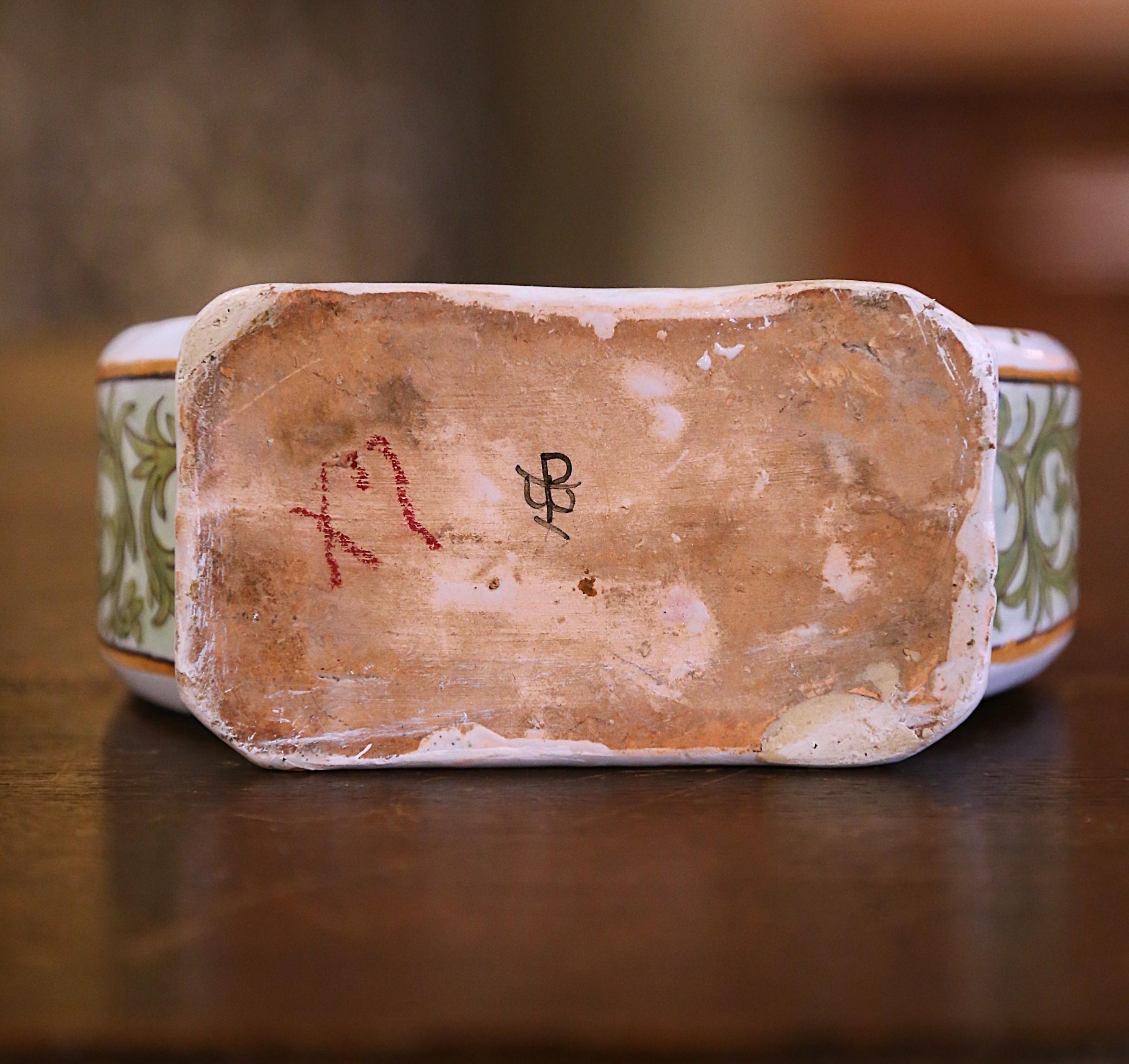 Vaso a ferro di cavallo in maiolica dipinta francese del 19° secolo in vendita 7