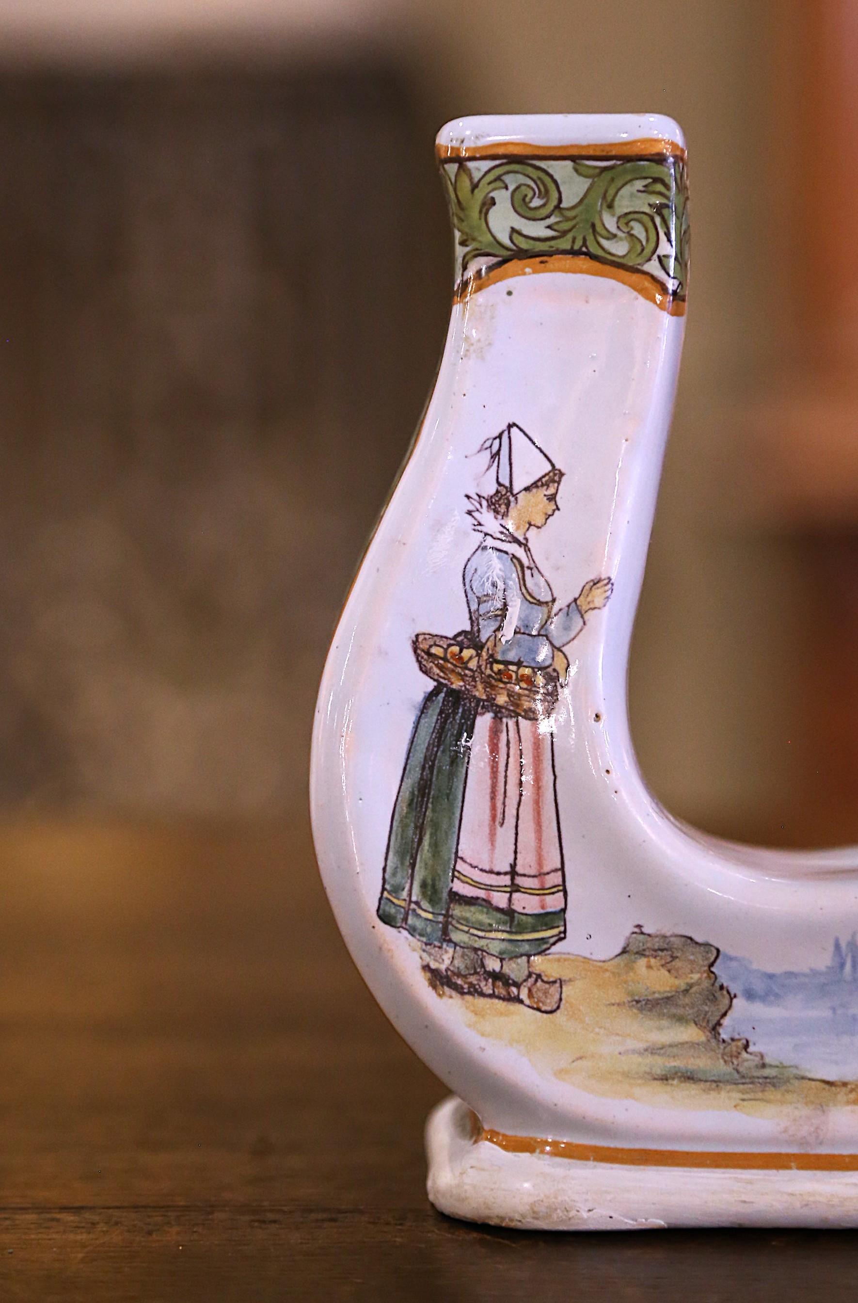 Francese Vaso a ferro di cavallo in maiolica dipinta francese del 19° secolo in vendita