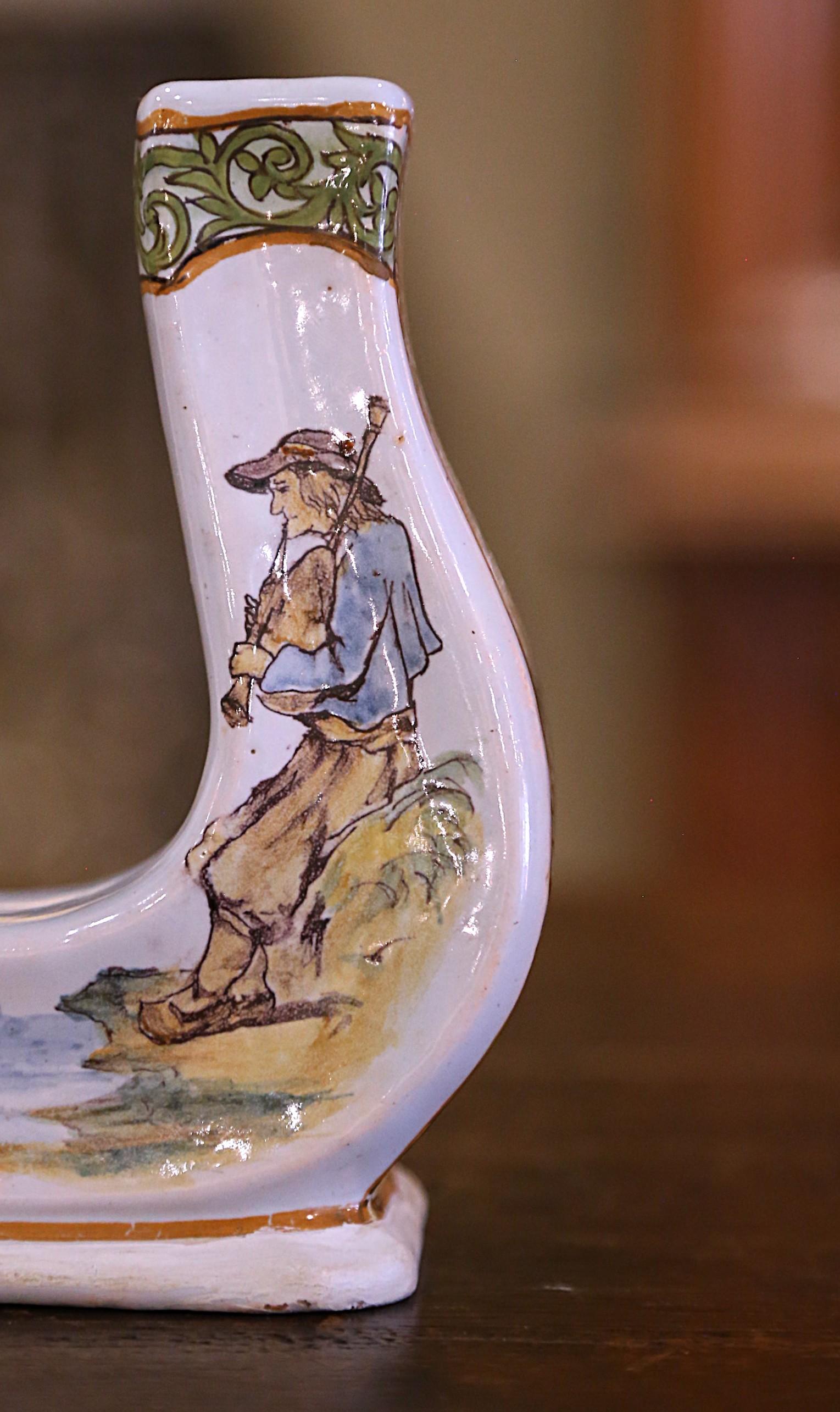 Dipinto a mano Vaso a ferro di cavallo in maiolica dipinta francese del 19° secolo in vendita