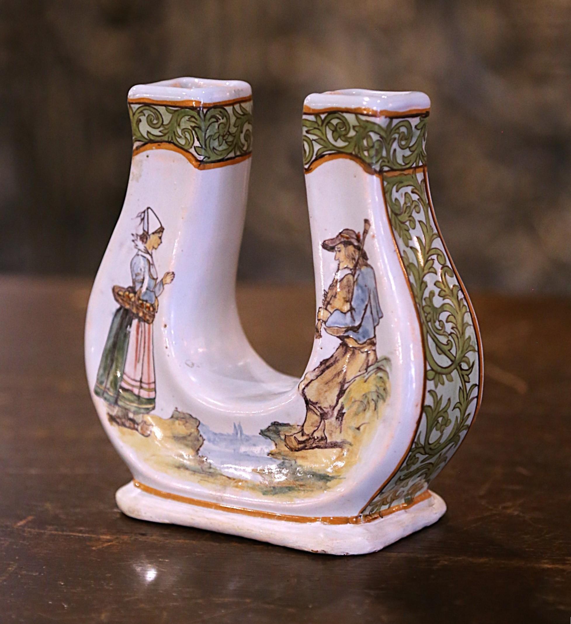 Vaso a ferro di cavallo in maiolica dipinta francese del 19° secolo In condizioni ottime in vendita a Dallas, TX