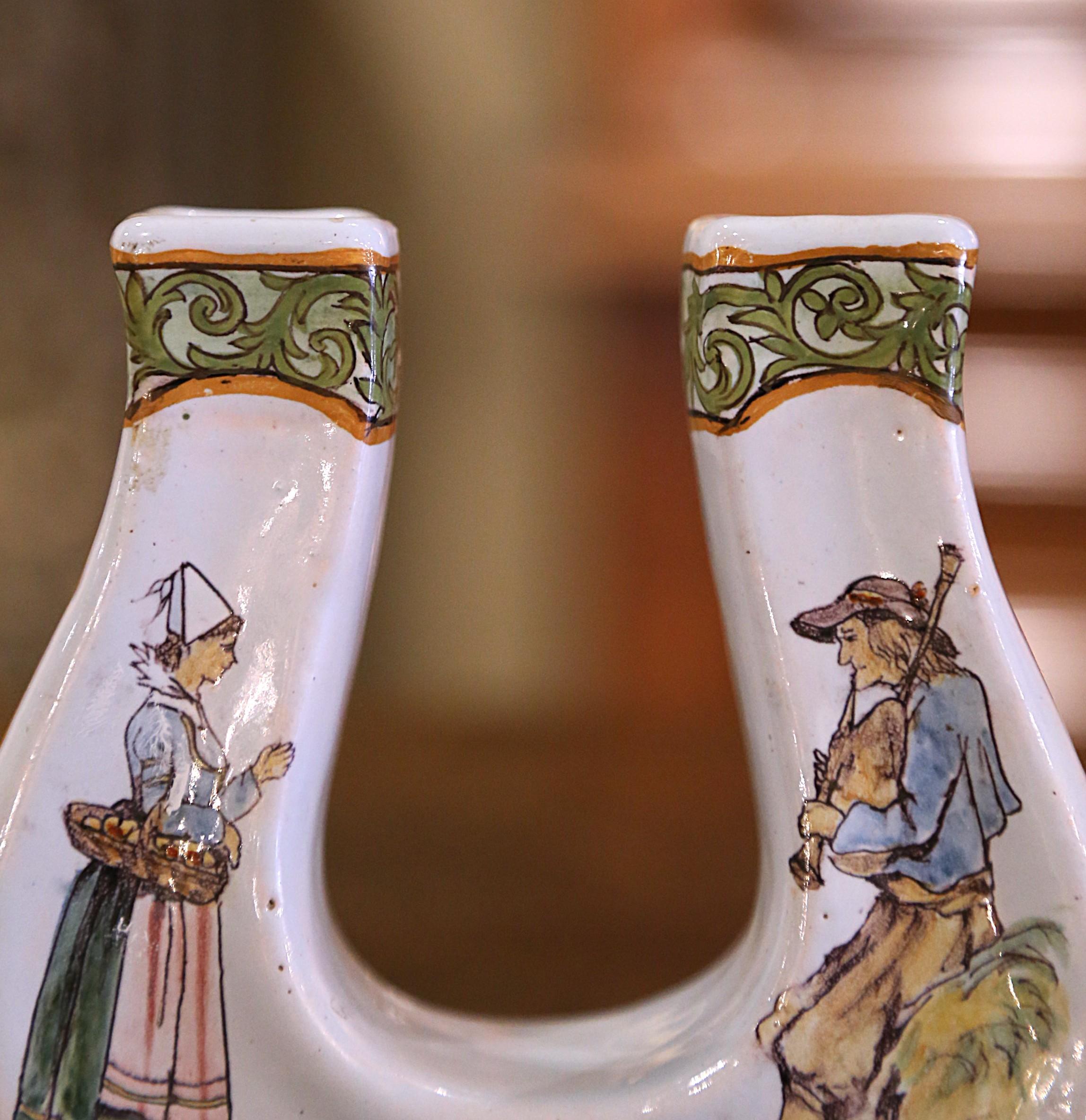 XIX secolo Vaso a ferro di cavallo in maiolica dipinta francese del 19° secolo in vendita