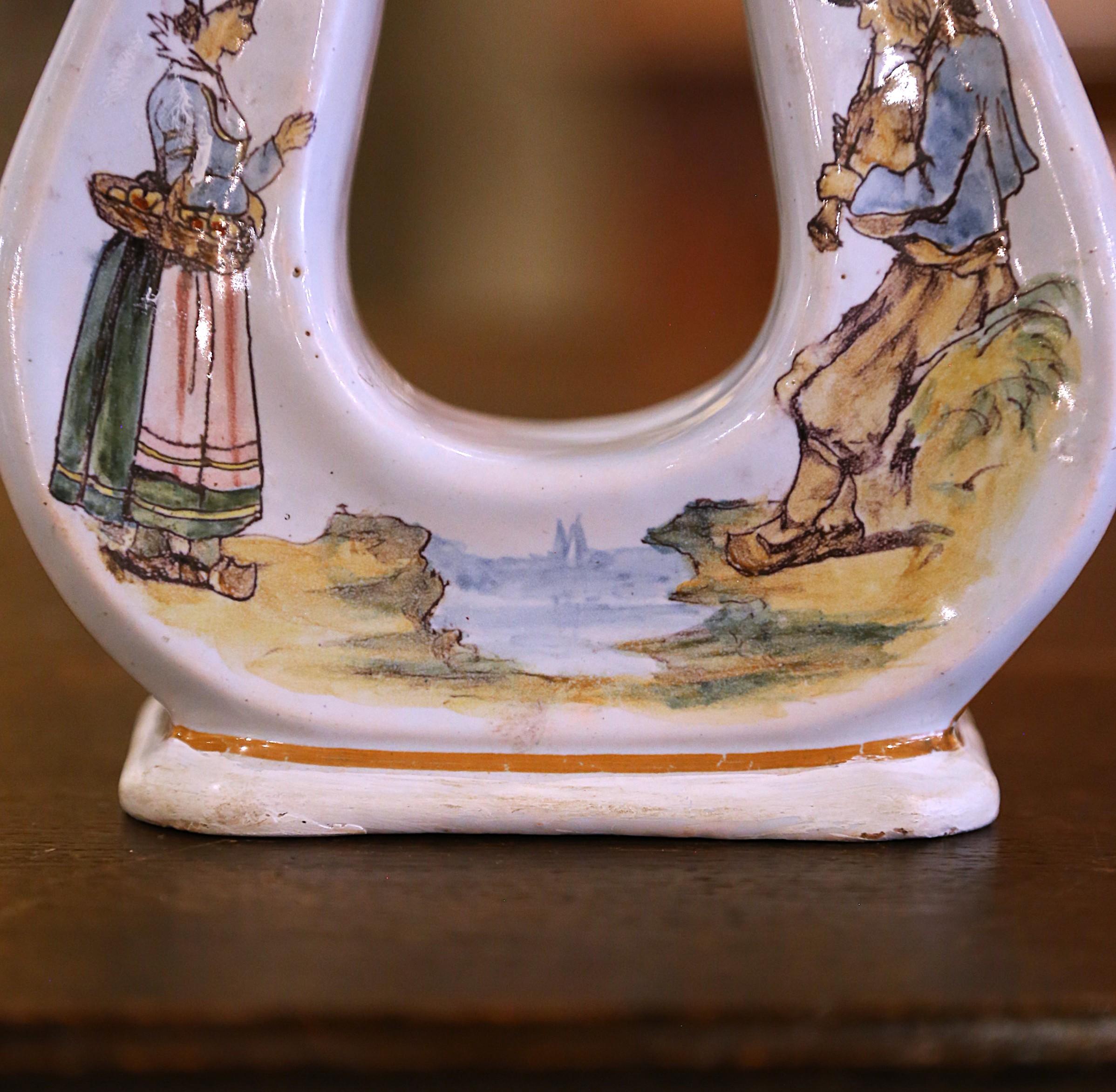 Faenza Vaso a ferro di cavallo in maiolica dipinta francese del 19° secolo in vendita