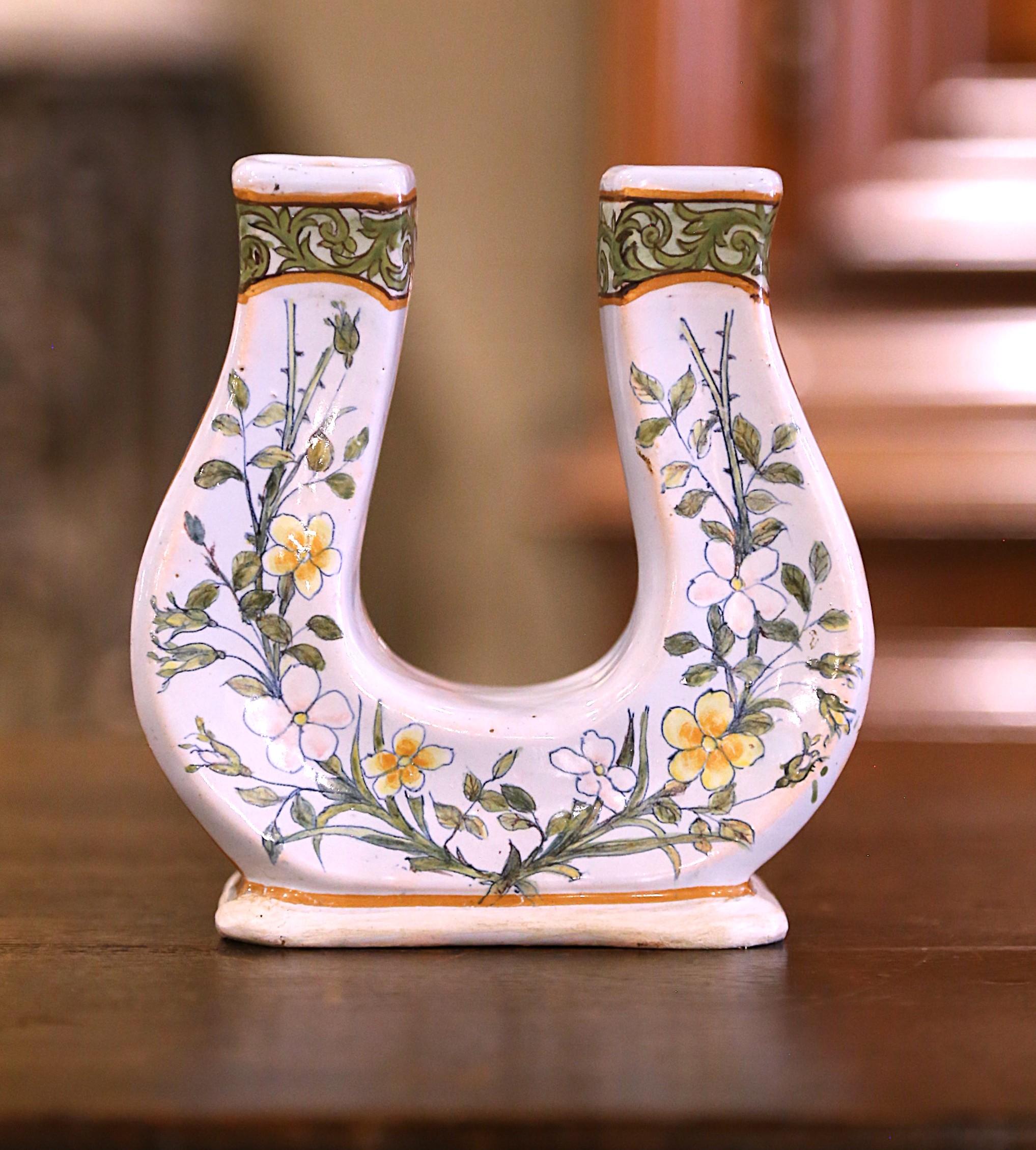 Vaso a ferro di cavallo in maiolica dipinta francese del 19° secolo in vendita 1