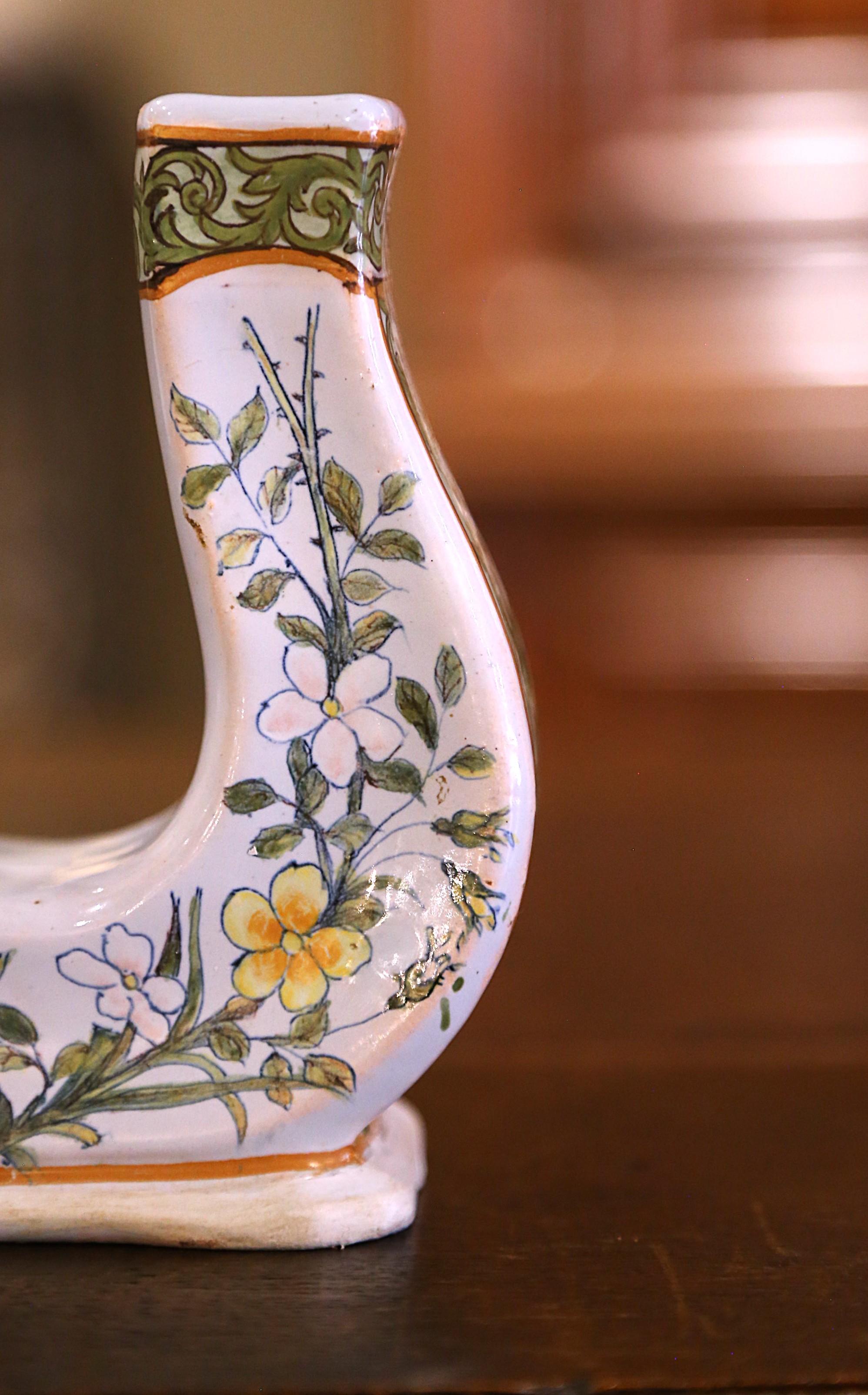 Vaso a ferro di cavallo in maiolica dipinta francese del 19° secolo in vendita 2