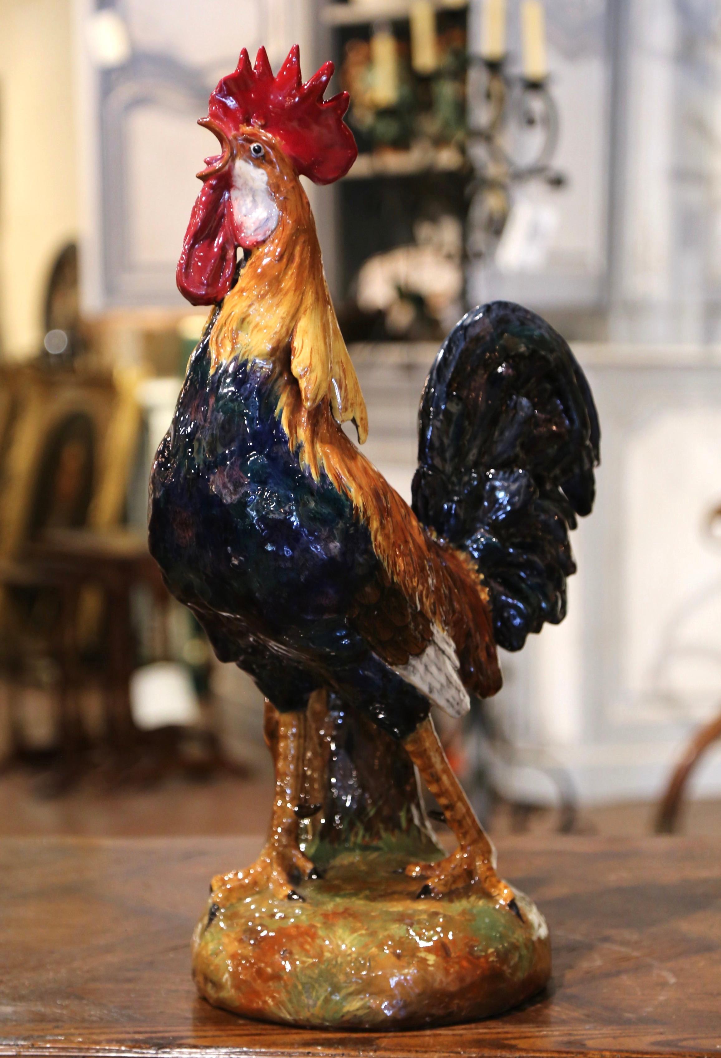 Français Coq en faïence peinte du XIXe siècle avec vase attribués à Comolera en vente