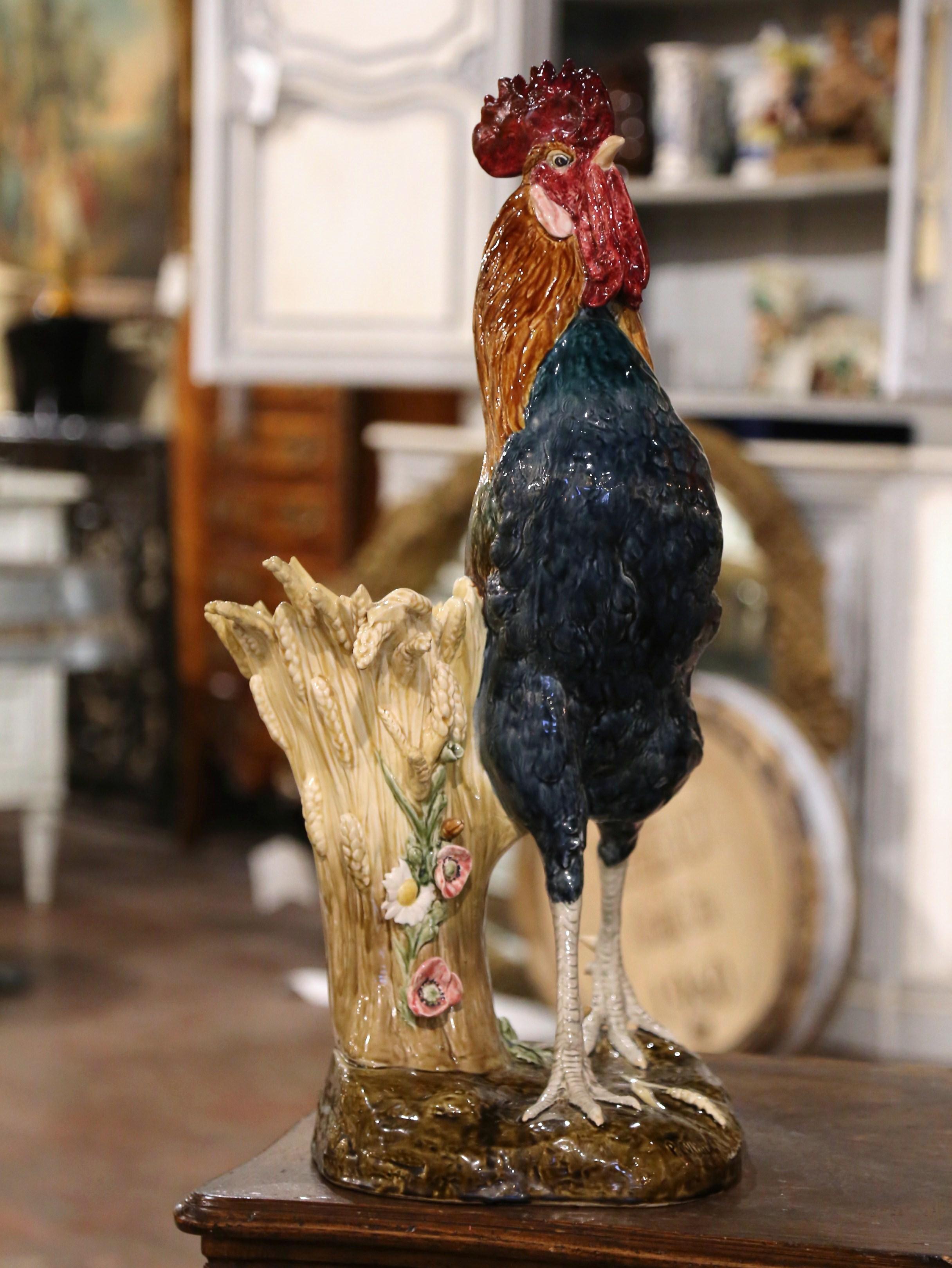 Bringen Sie den Charme der französischen Landschaft in Ihr Zuhause mit dieser großen, farbenfrohen und seltenen Keramikskulptur eines Hahns. Die um 1880 in Frankreich gefertigte Majolika-Komposition ist gleichzeitig eine Blumenvase und eine