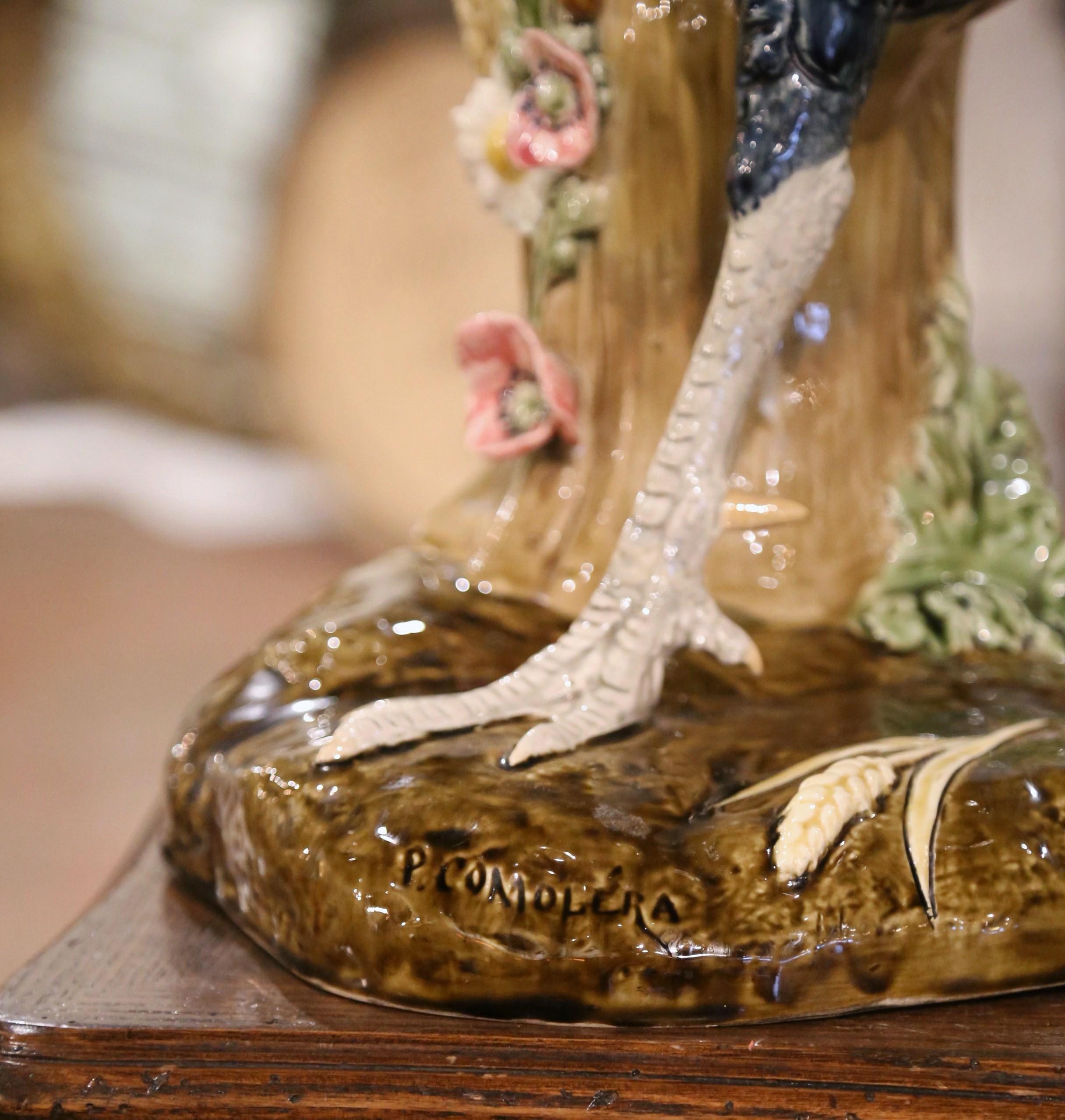 Französischer bemalter Fayence- Hahn aus dem 19. Jahrhundert mit Vase, signiert Paul Comolera, signiert (Handgefertigt) im Angebot