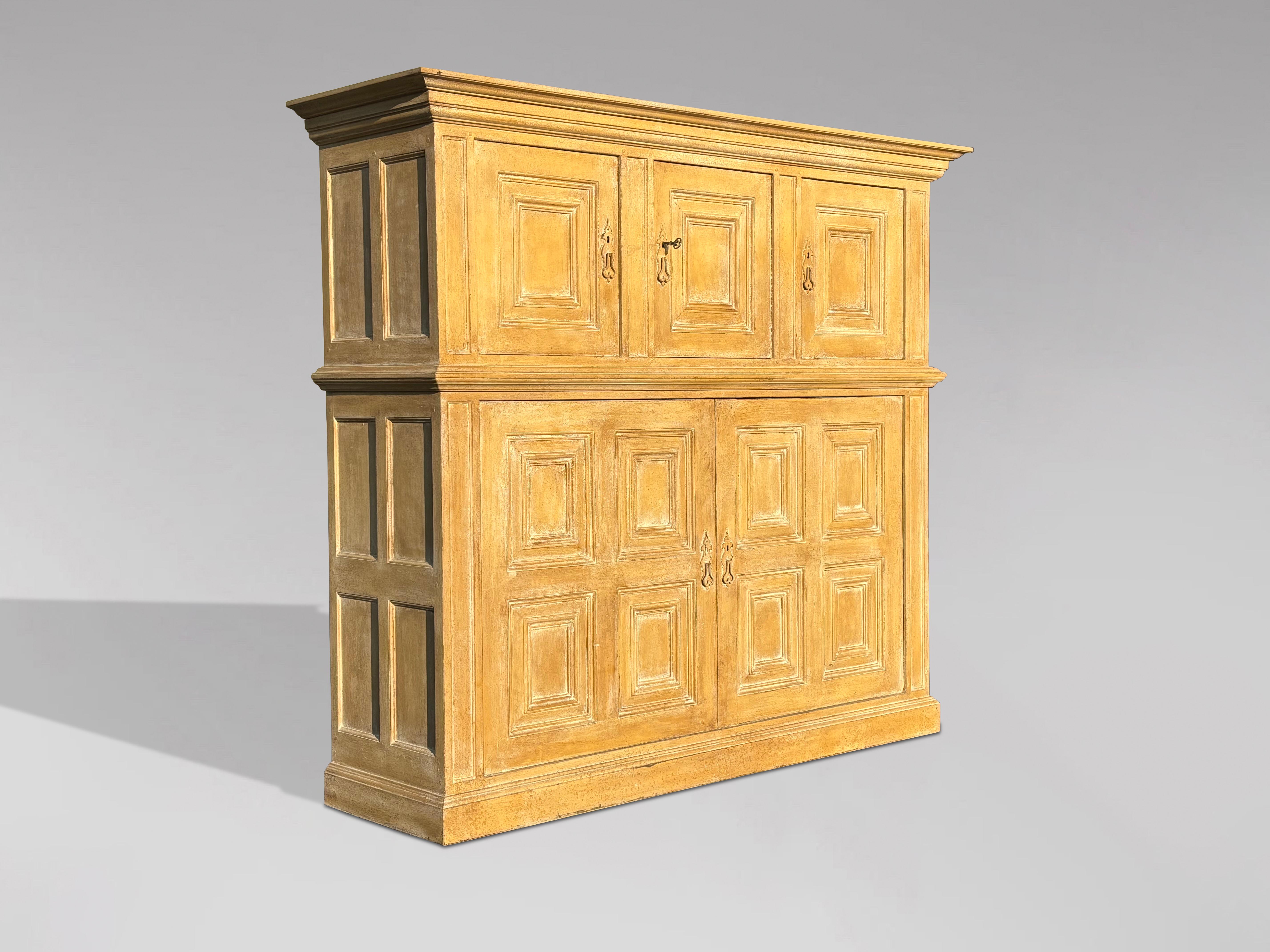Si tratta di una favolosa credenza per governanti dipinta della metà del XIX secolo, di forma architettonica e con una bella vernice gialla. Questa grande credenza in rovere massiccio verniciato presenta un cornicione sagomato che sovrasta tre