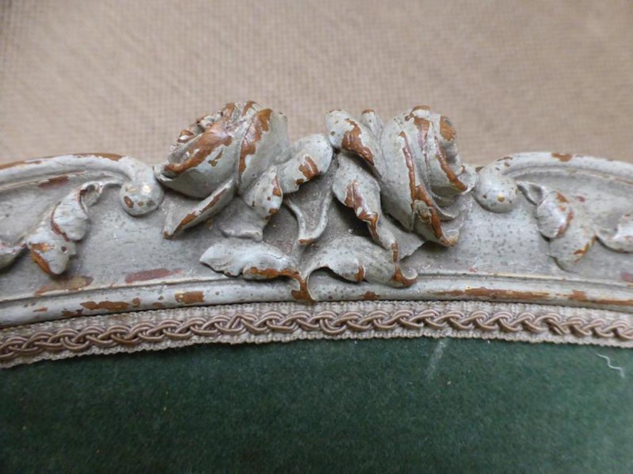 Charming little sofa in painted wood Louis XV style, 19th century.
Decorated carved flowers and leaves, this sofa is upholstered with green velvet
faded. Has to be upholstered with a new fabric.
The seat: 0.39 high, 1.17 m long and 0.53 m deep.