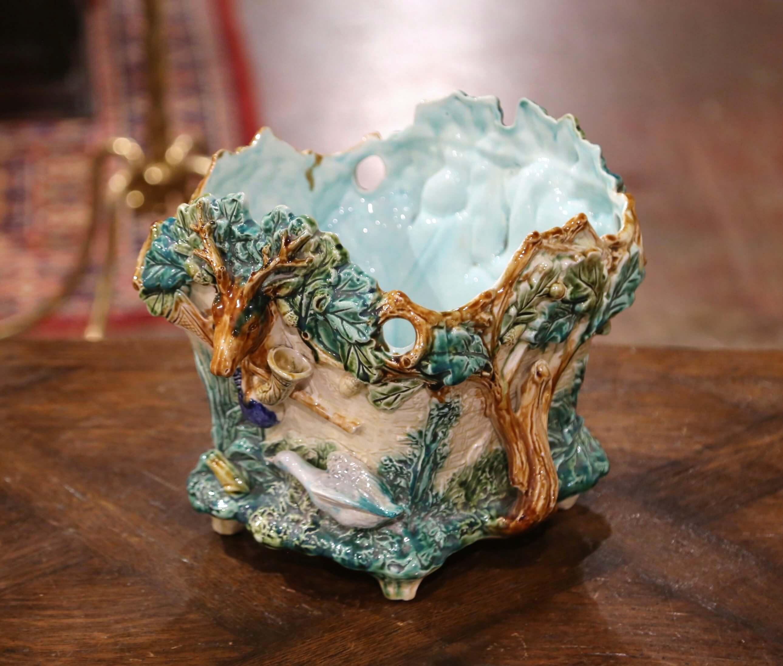 Cacharro francés del siglo XIX de mayólica pintada con motivos de trofeos de caza en Excelente estado para la venta en Dallas, TX