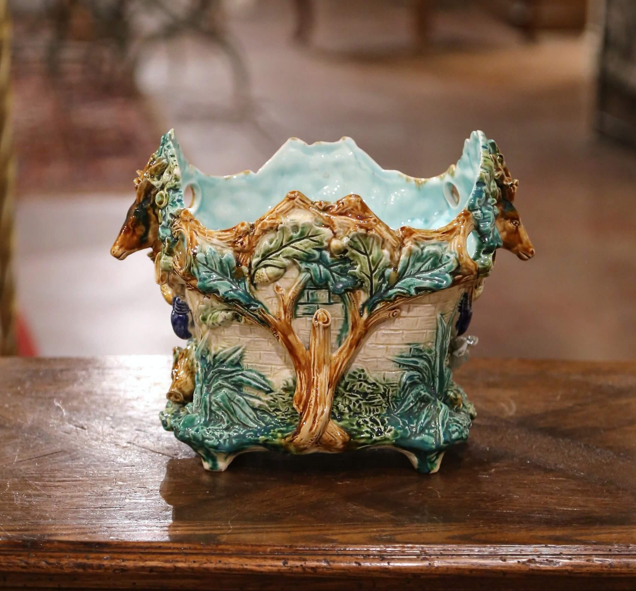 Cacharro francés del siglo XIX de mayólica pintada con motivos de trofeos de caza Cerámico en venta