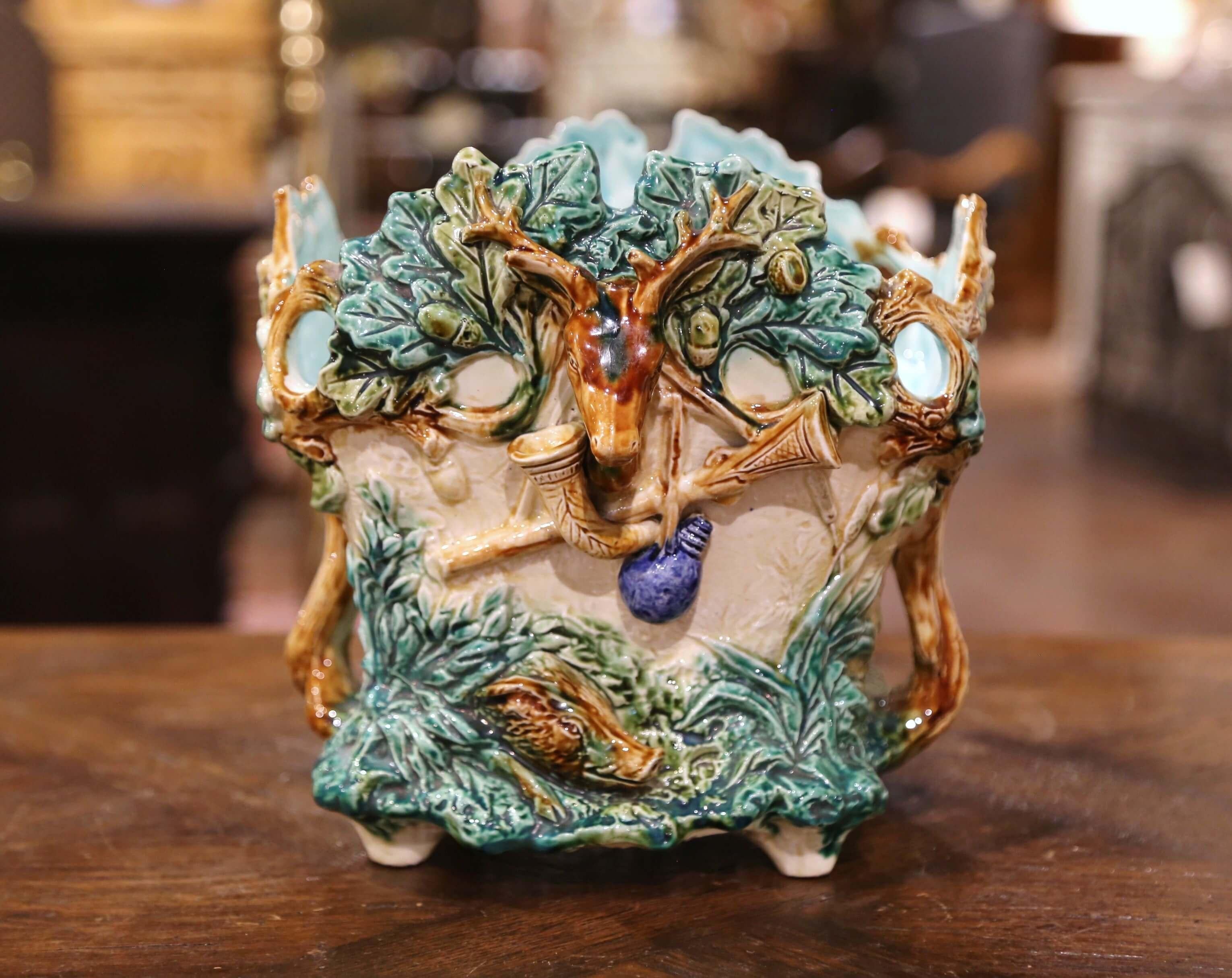 Cacharro francés del siglo XIX de mayólica pintada con motivos de trofeos de caza en venta 2