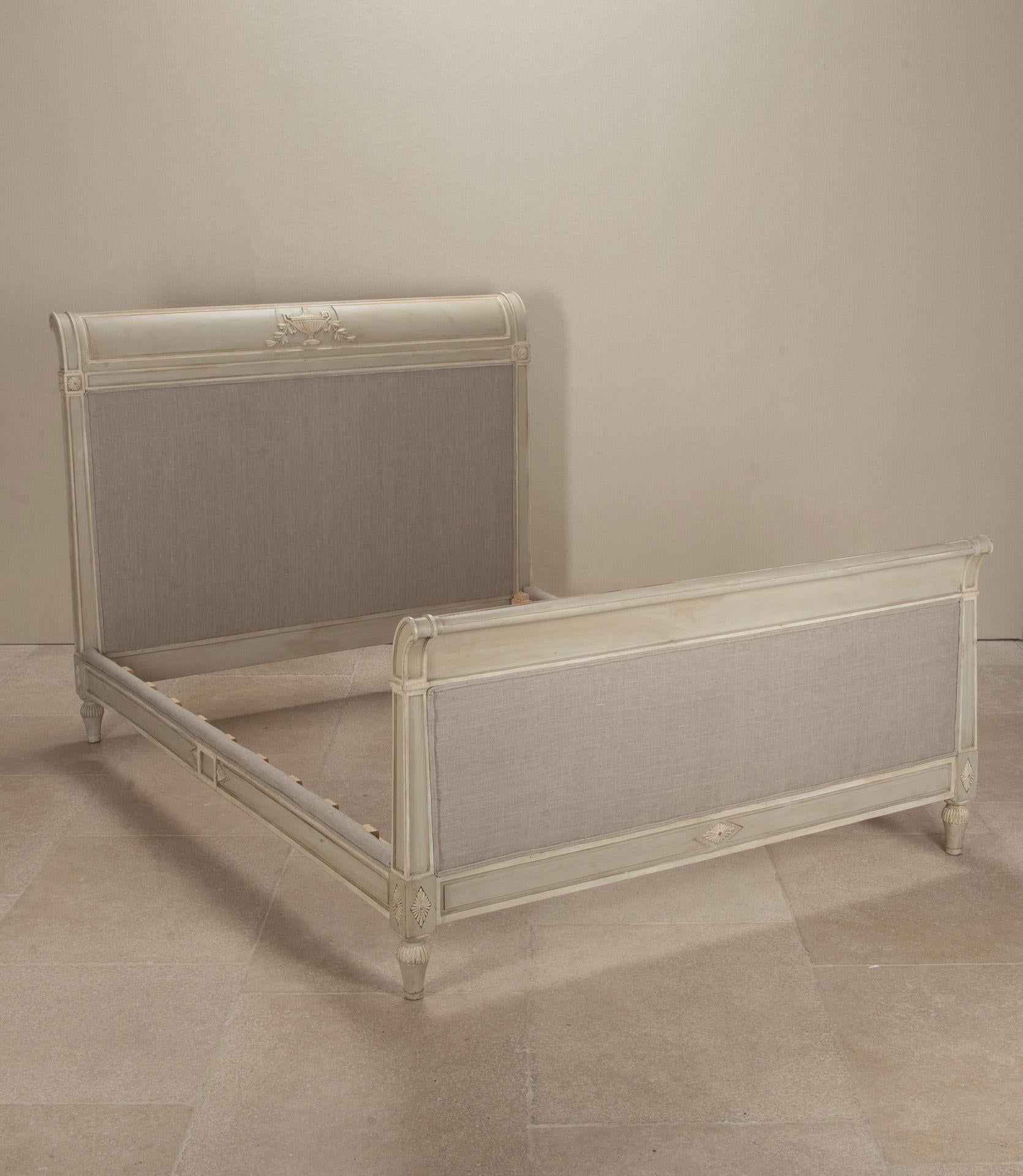 Lit à deux places de la fin du XIXe siècle, de style néoclassique français peint, datant du début du siècle.
Complet avec des lattes sur mesure pour soutenir votre matelas. Nouvellement tapissée en lin neutre.