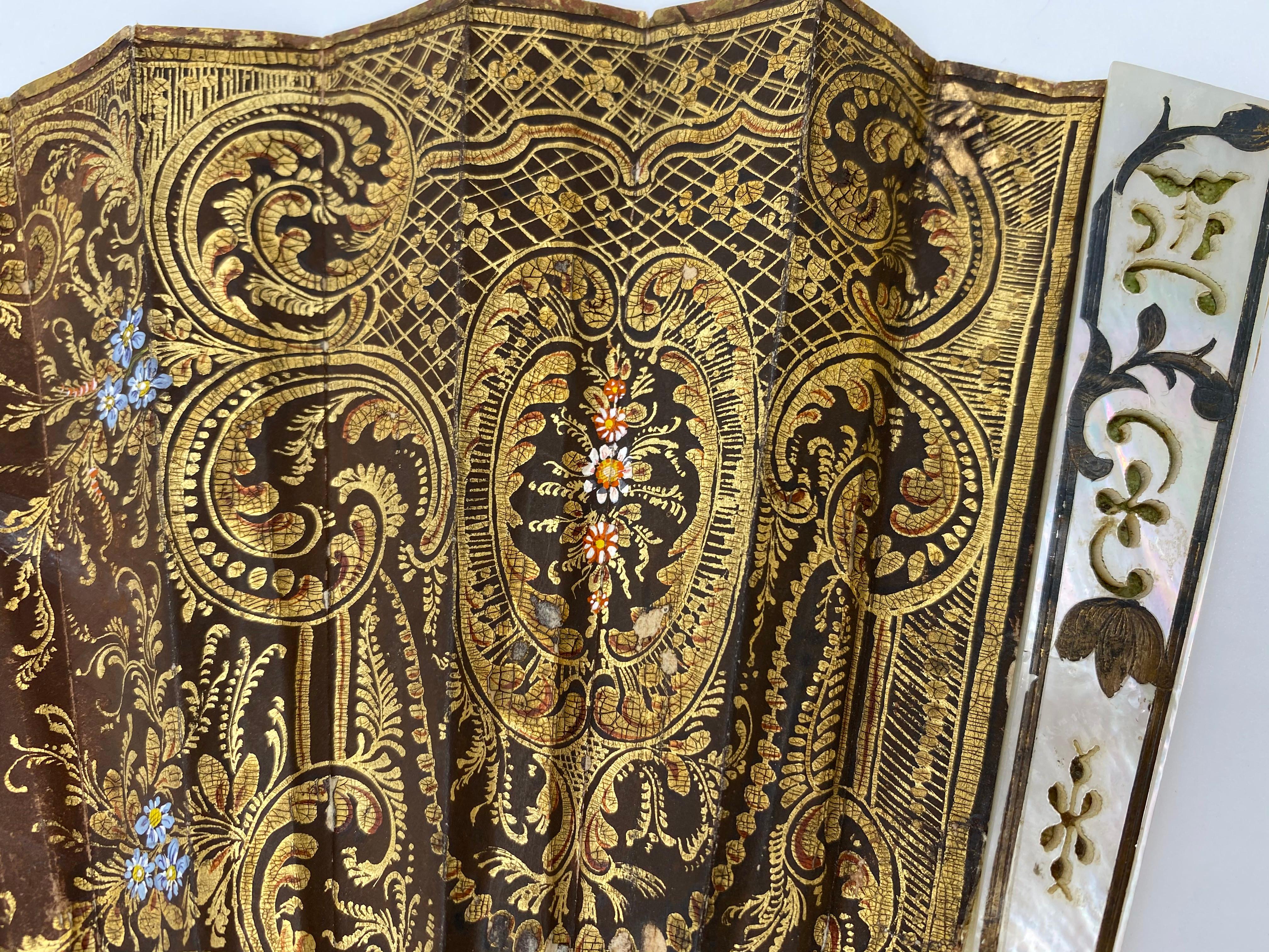 Stile provenzale Ventaglio francese del XIX secolo in carta dipinta e madreperla