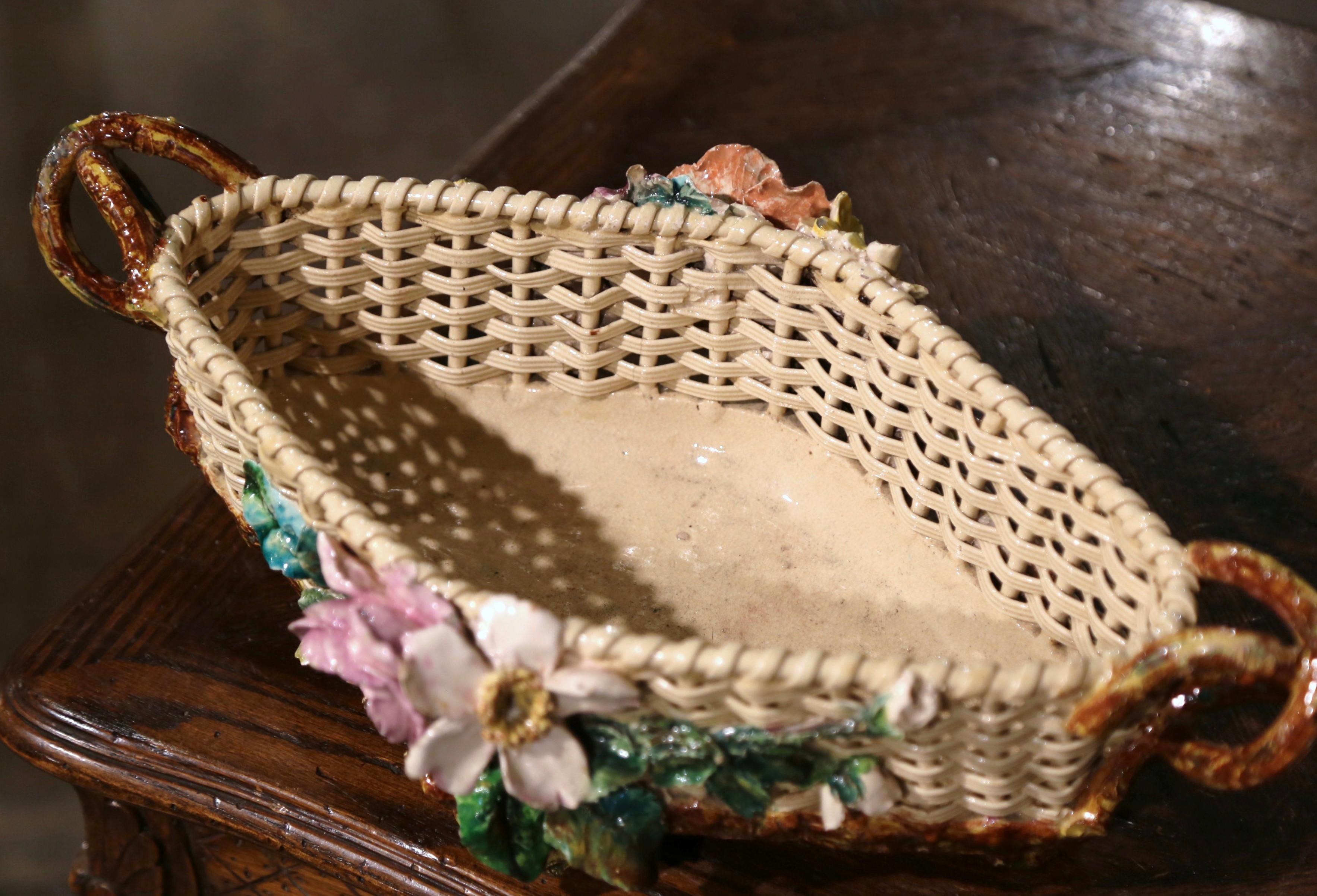 Dekorieren Sie einen Tisch in Ihrem Zuhause mit dieser eleganten und farbenfrohen antiken Majolika-Jardiniere. Das um 1870 in Frankreich gefertigte Pflanzgefäß aus Keramik steht auf Füßen in Form eines Baumstamms und weist ein kompliziertes Dekor in