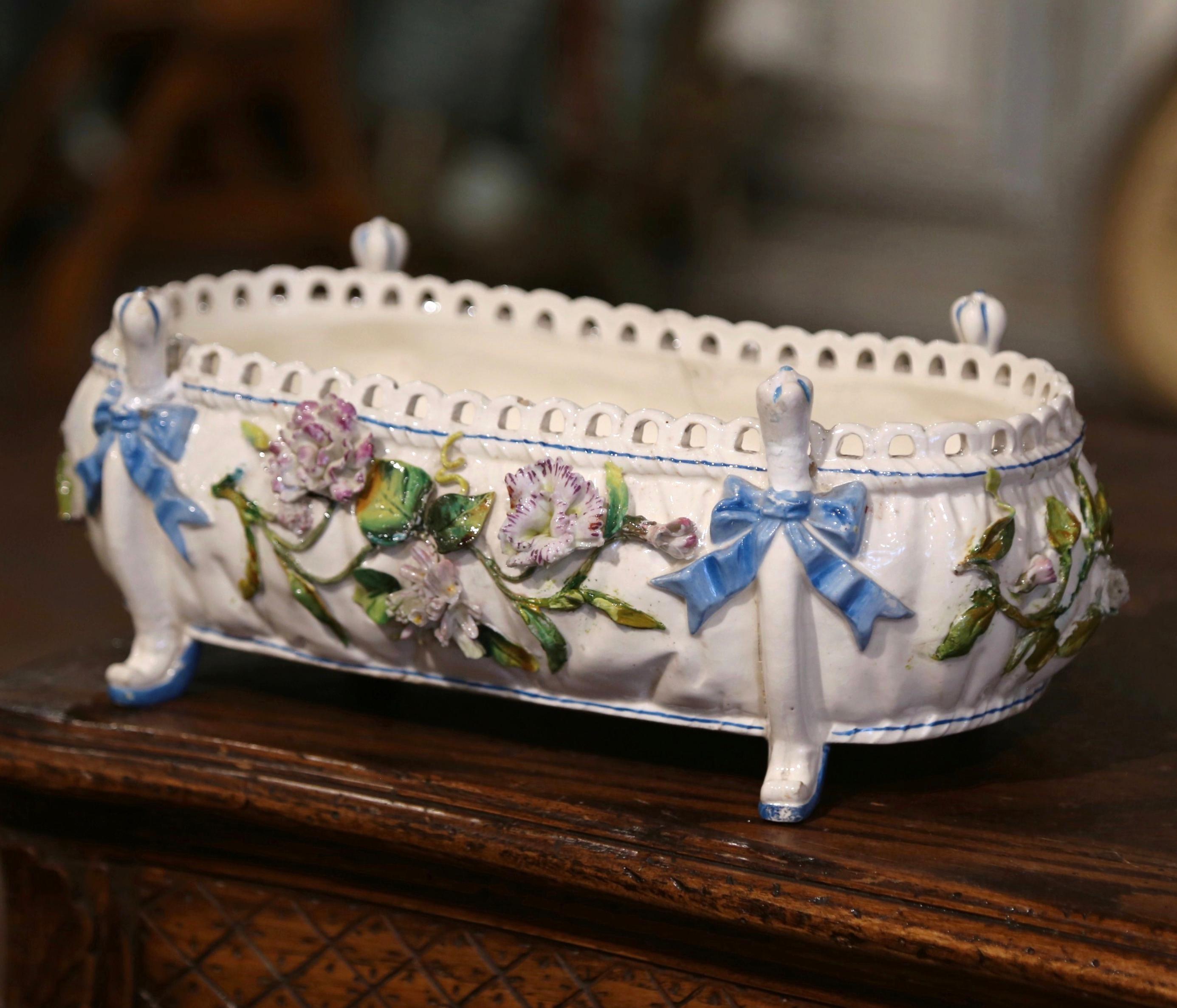 Ce magnifique cache-pot coloré en majolique a été fabriqué en France, vers 1880. Exemple classique de l'art français de la Barbotine, cette pièce sculpturale en porcelaine est de forme ovale avec des côtés en forme de bombe. Posée sur des pieds en