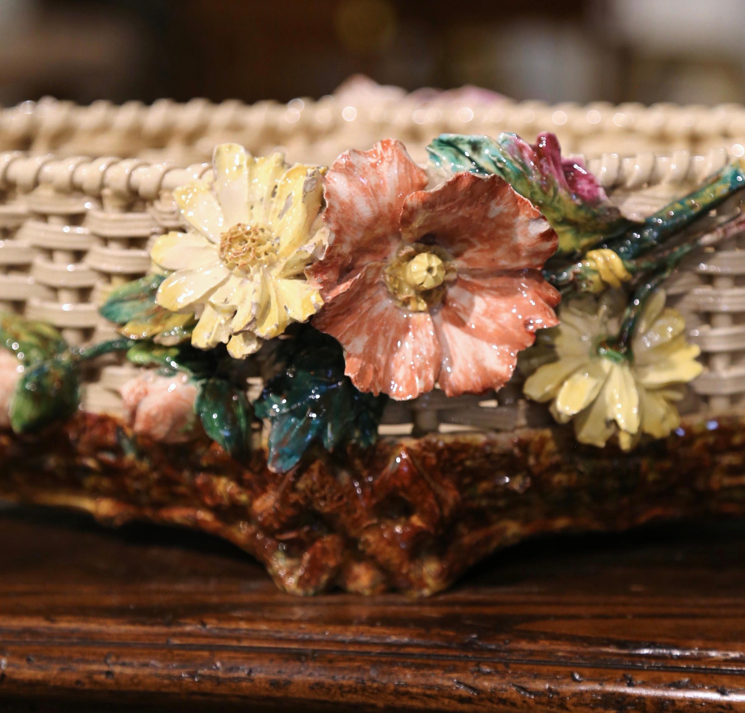 Französische Barbotine Jardinière aus bemaltem Porzellan des 19. Jahrhunderts mit floralen Motiven (Handgefertigt) im Angebot