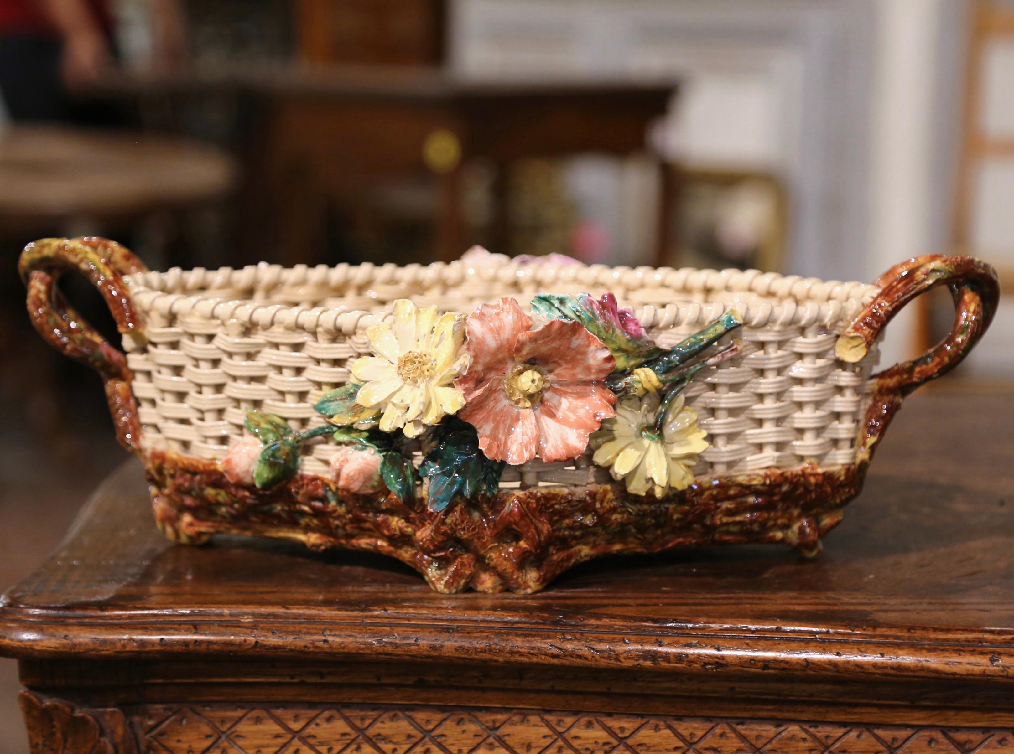Französische Barbotine Jardinière aus bemaltem Porzellan des 19. Jahrhunderts mit floralen Motiven (Majolika) im Angebot